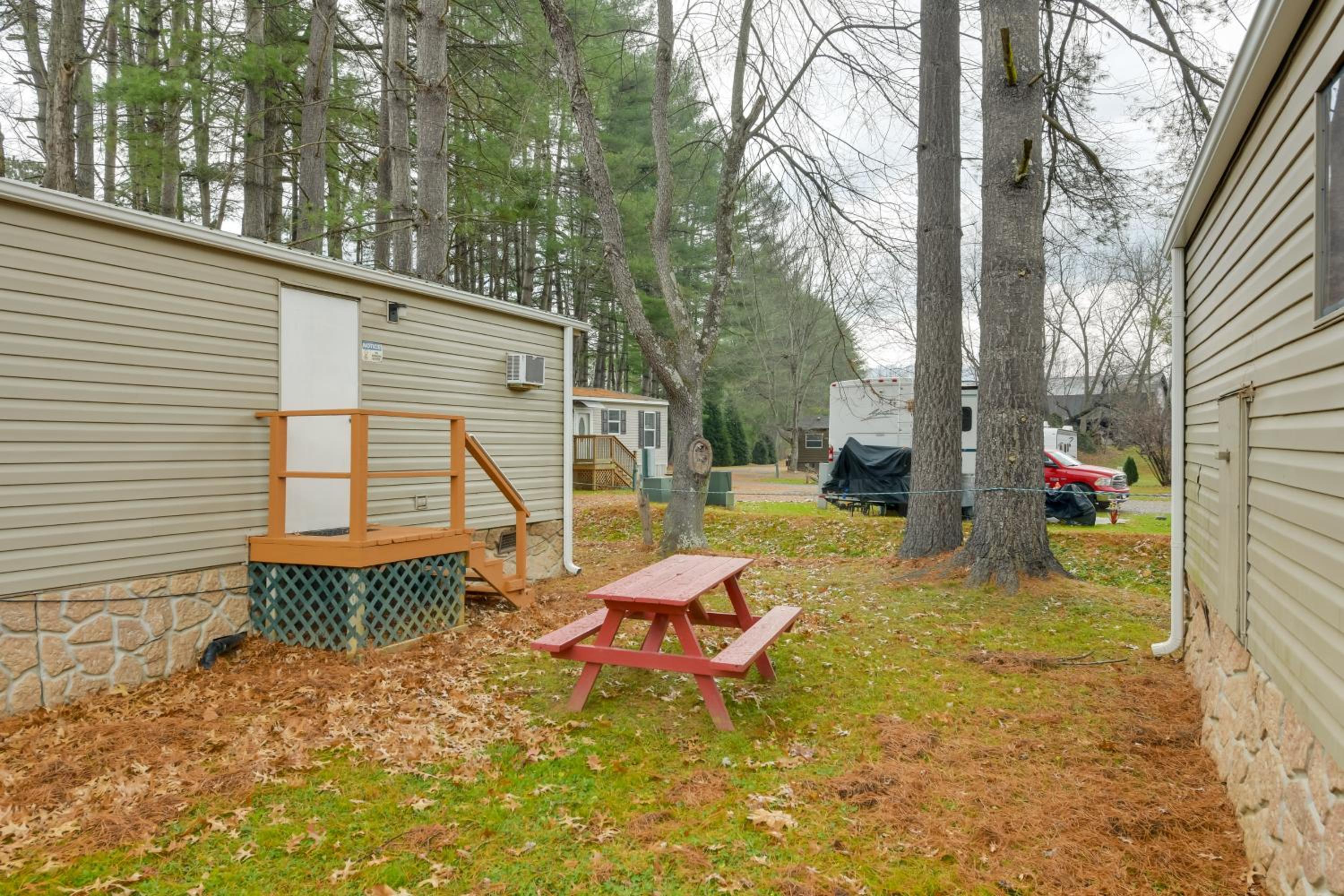 13 Mi to Slopes! Group-Friendly Blue Ridge Retreat