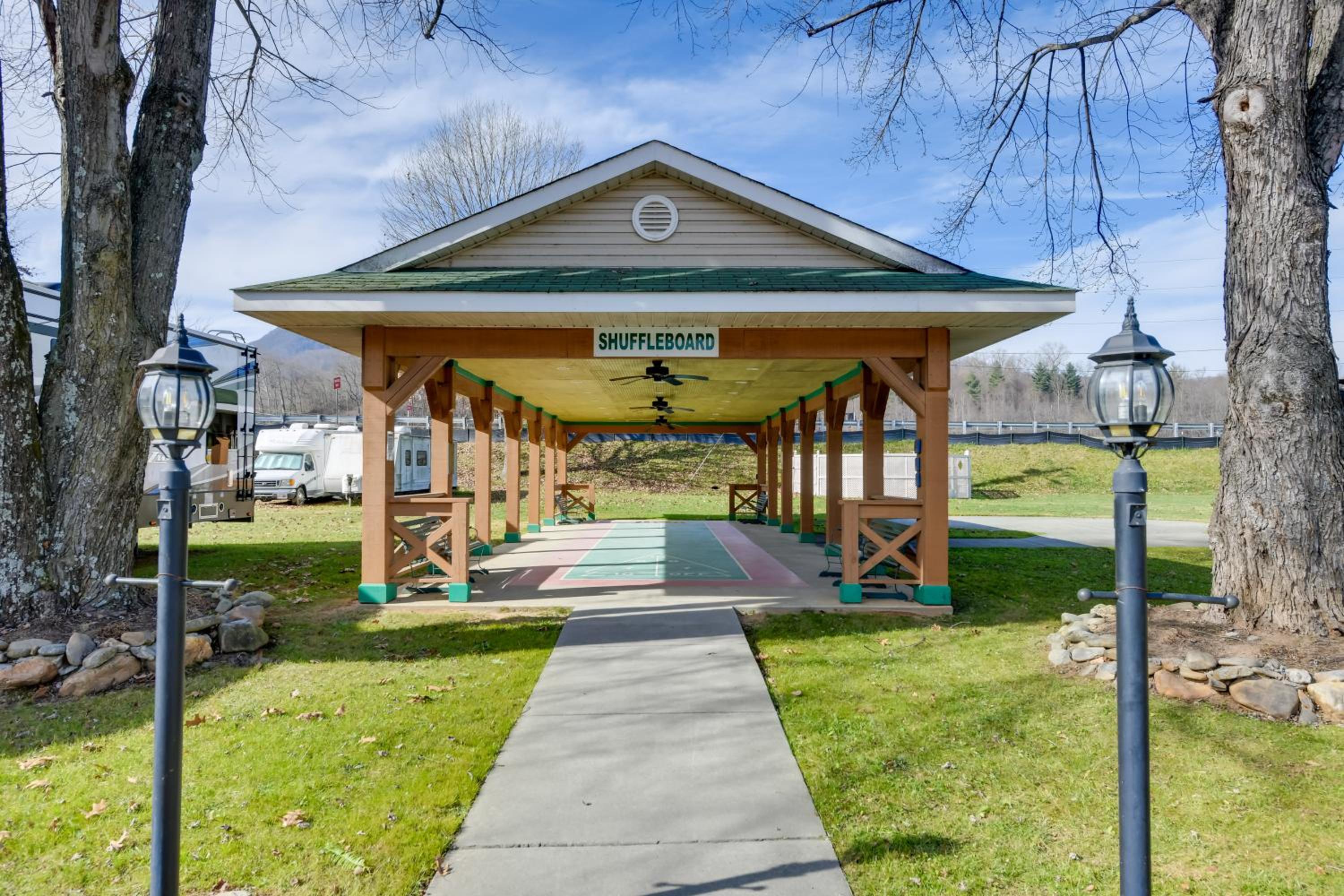 13 Mi to Slopes! Group-Friendly Blue Ridge Retreat