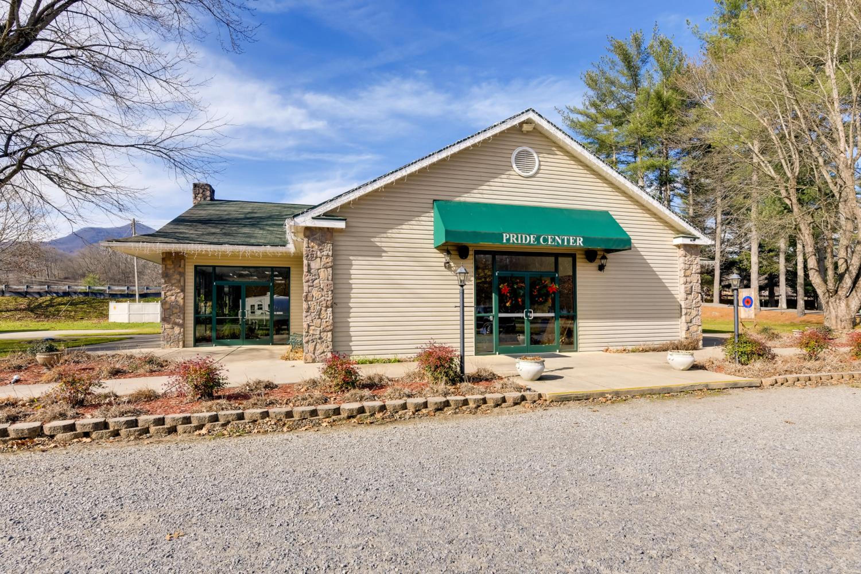 13 Mi to Slopes! Group-Friendly Blue Ridge Retreat