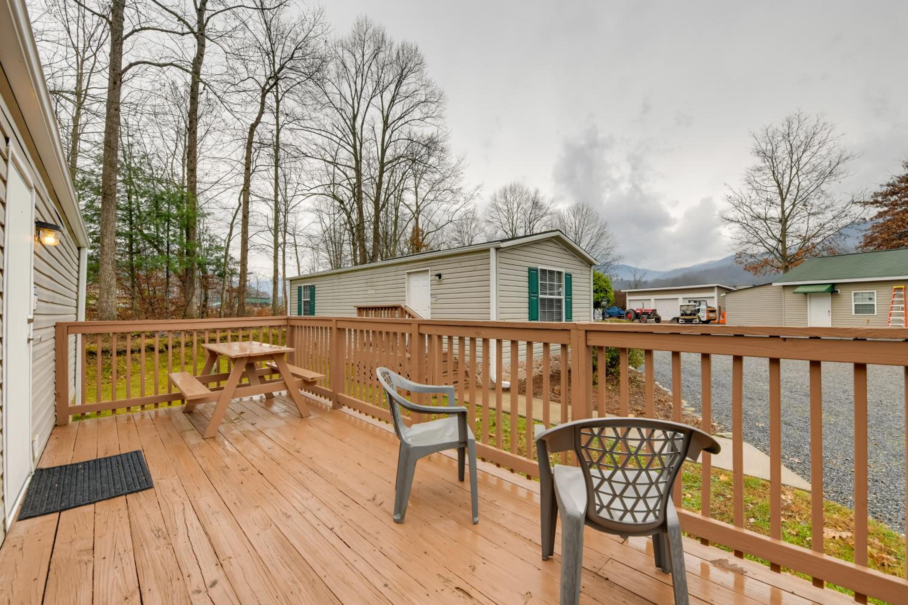 Blue Ridge Mtns Group Getaway with Hot Tub Access