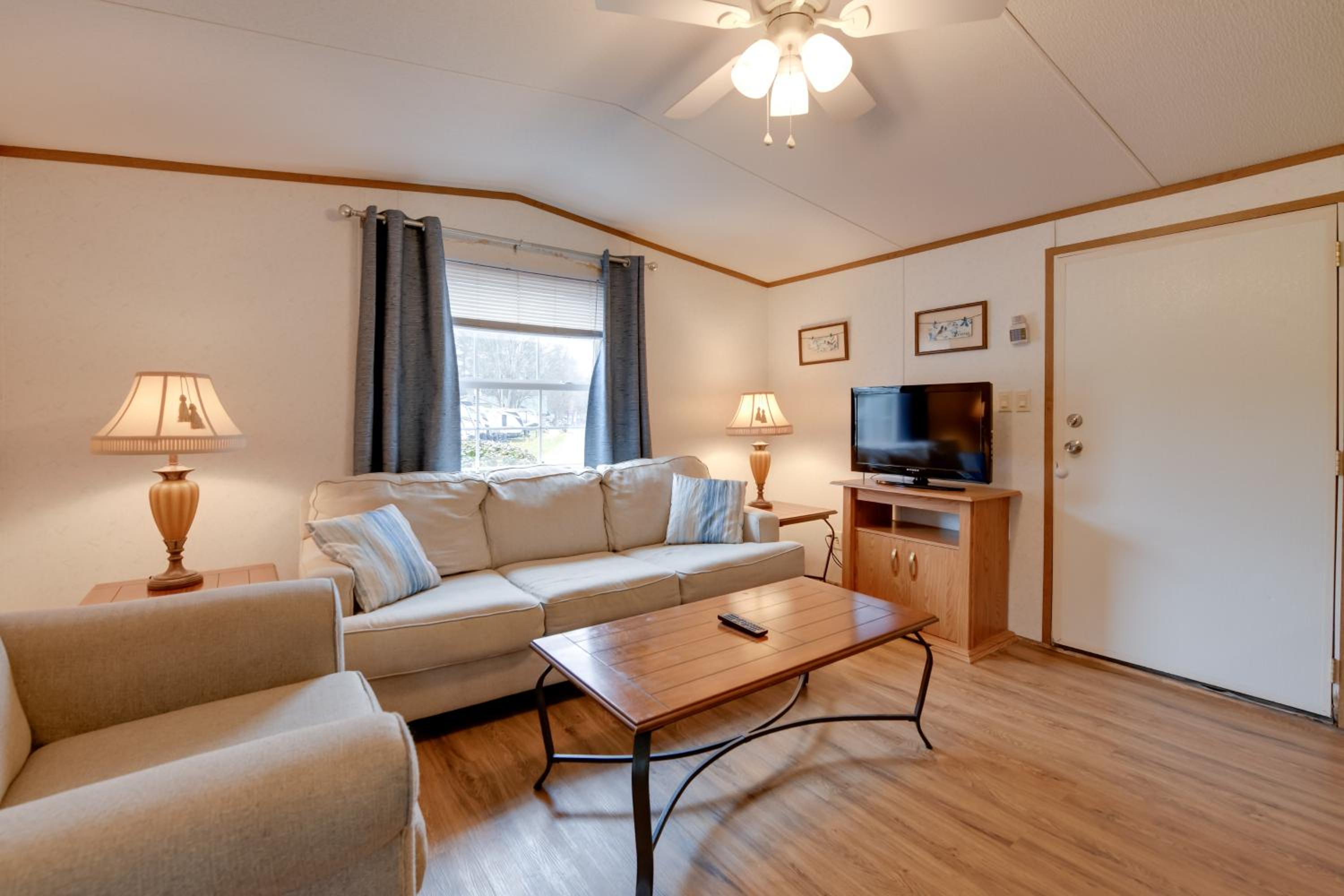 Blue Ridge Mtns Group Getaway with Hot Tub Access