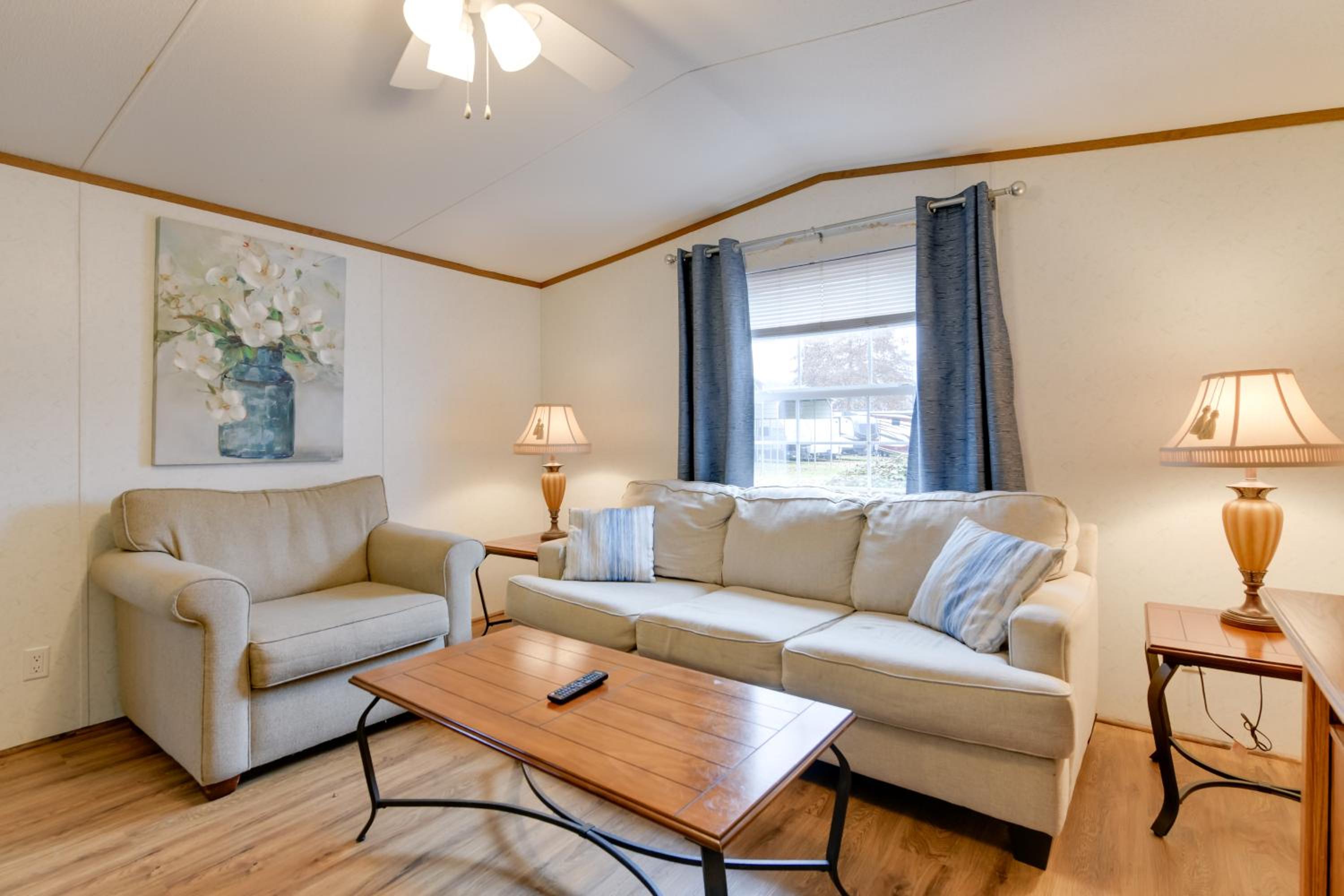 Blue Ridge Mtns Group Getaway with Hot Tub Access