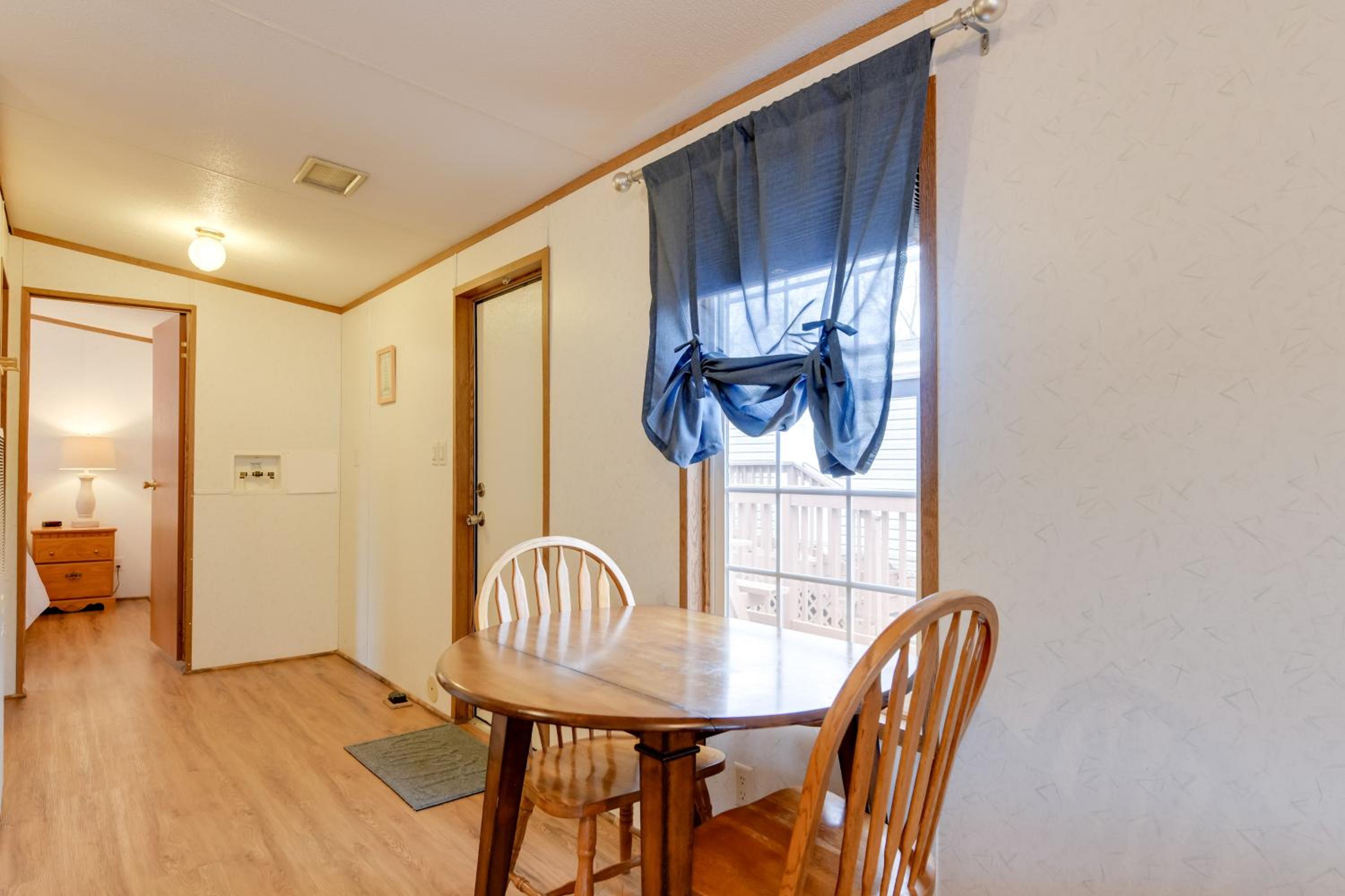 Blue Ridge Mtns Group Getaway with Hot Tub Access