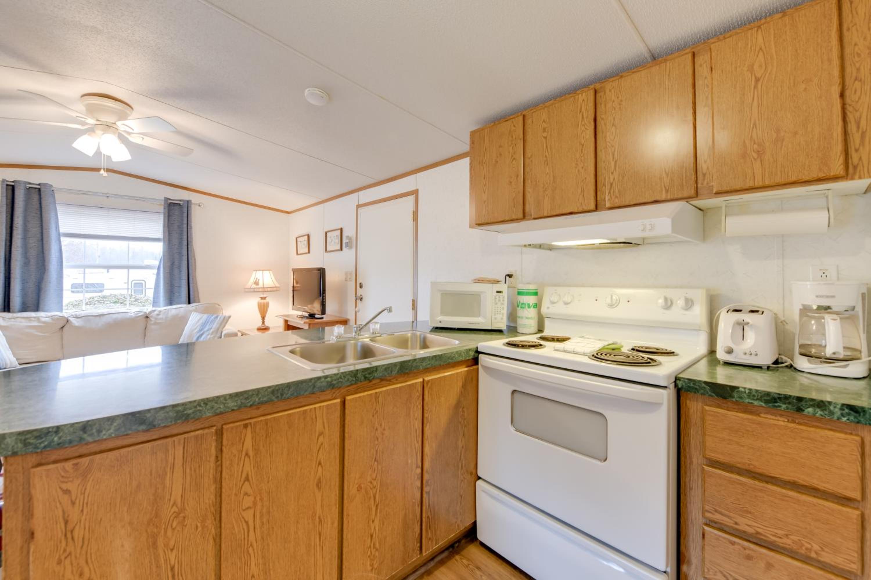 Blue Ridge Mtns Group Getaway with Hot Tub Access