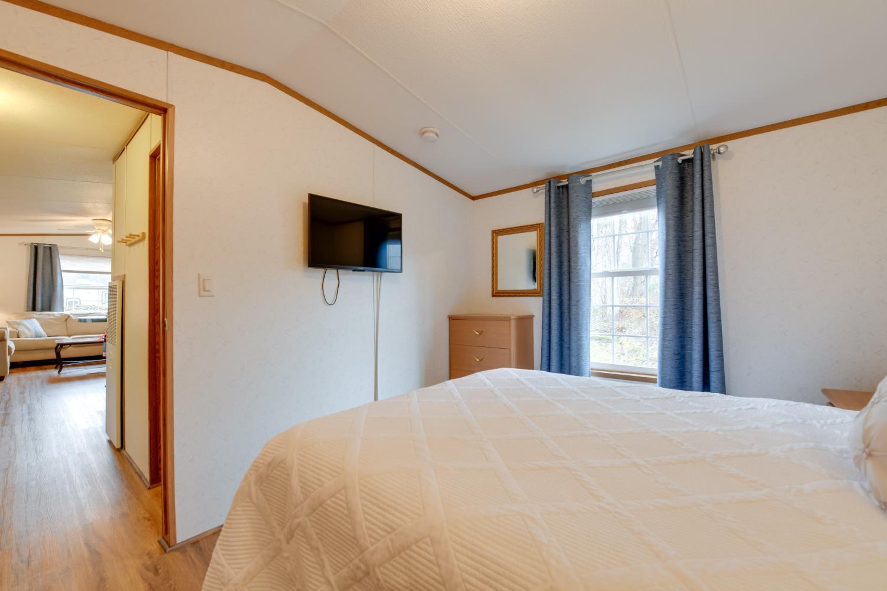 Blue Ridge Mtns Group Getaway with Hot Tub Access