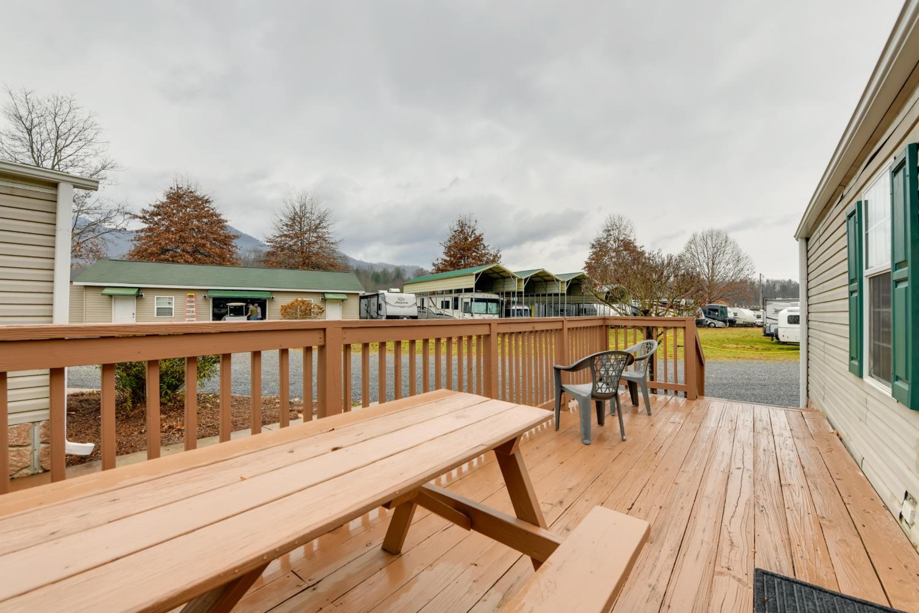 Blue Ridge Mtns Group Getaway with Hot Tub Access