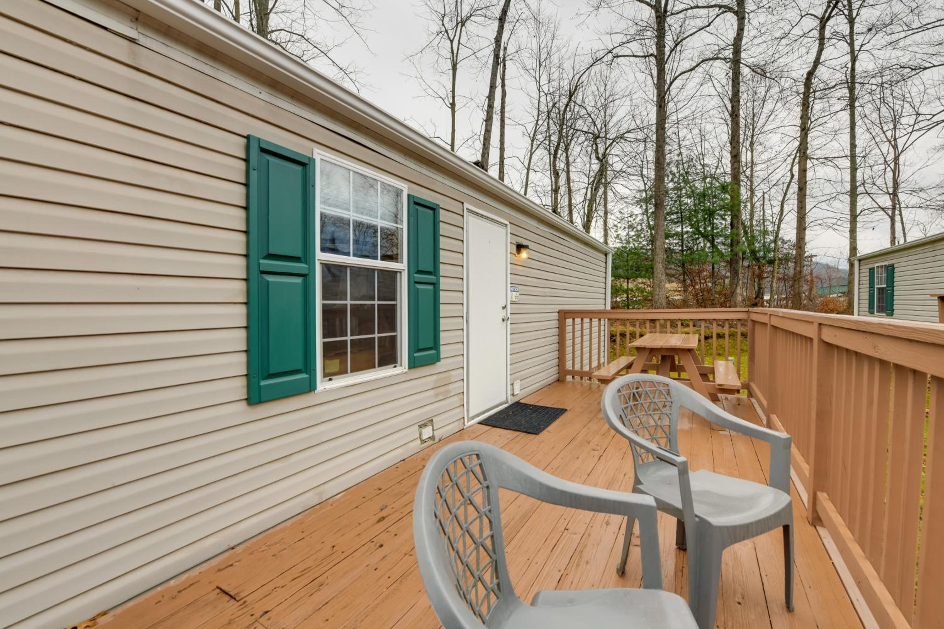 Blue Ridge Mtns Group Getaway with Hot Tub Access