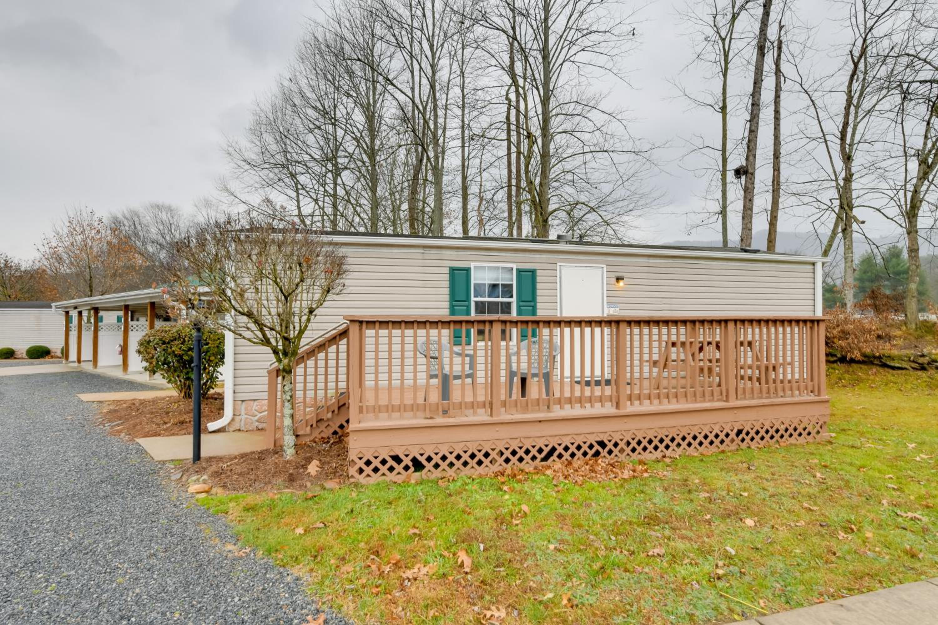 Blue Ridge Mtns Group Getaway with Hot Tub Access