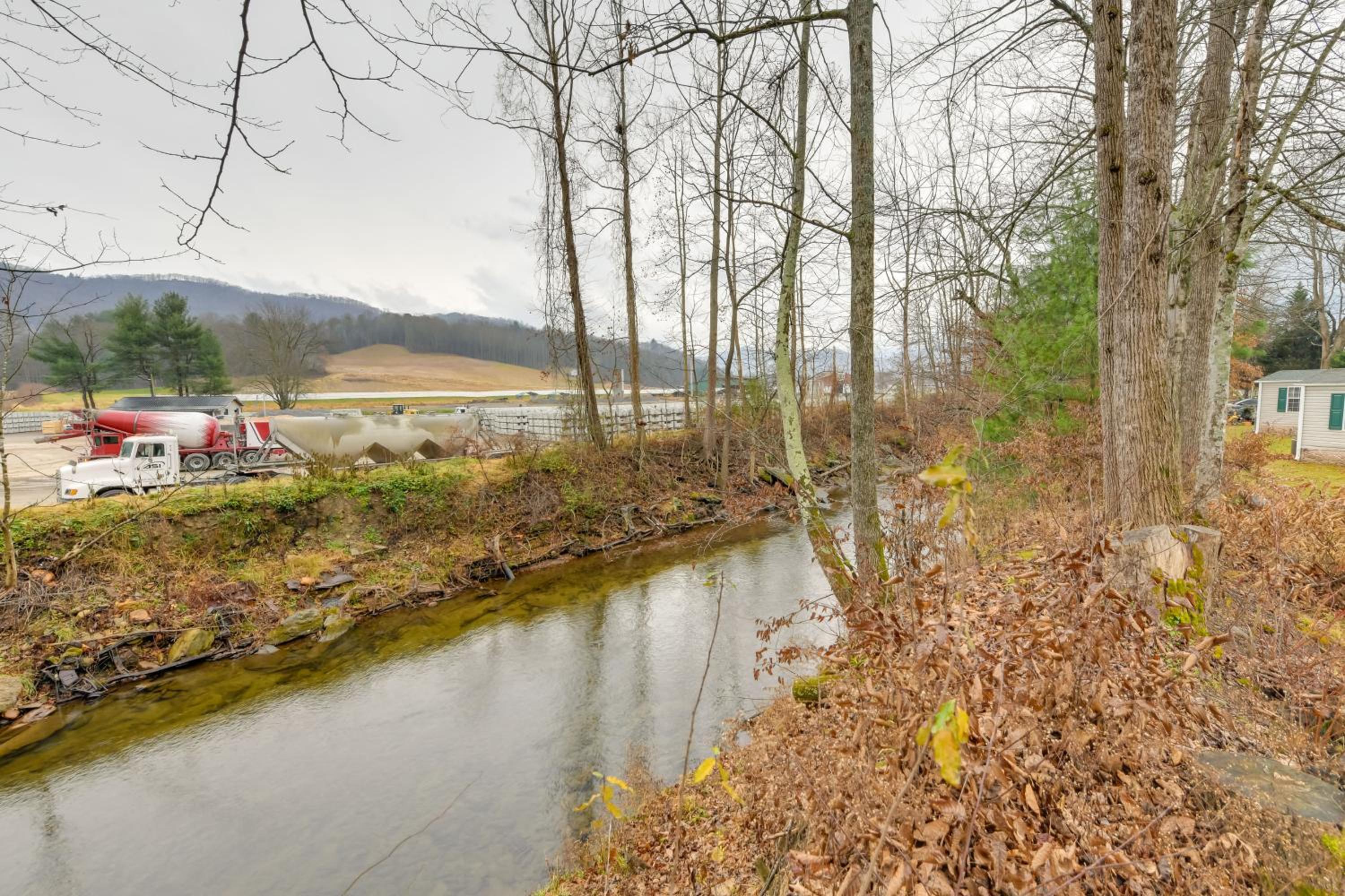 Blue Ridge Mtns Group Getaway with Hot Tub Access