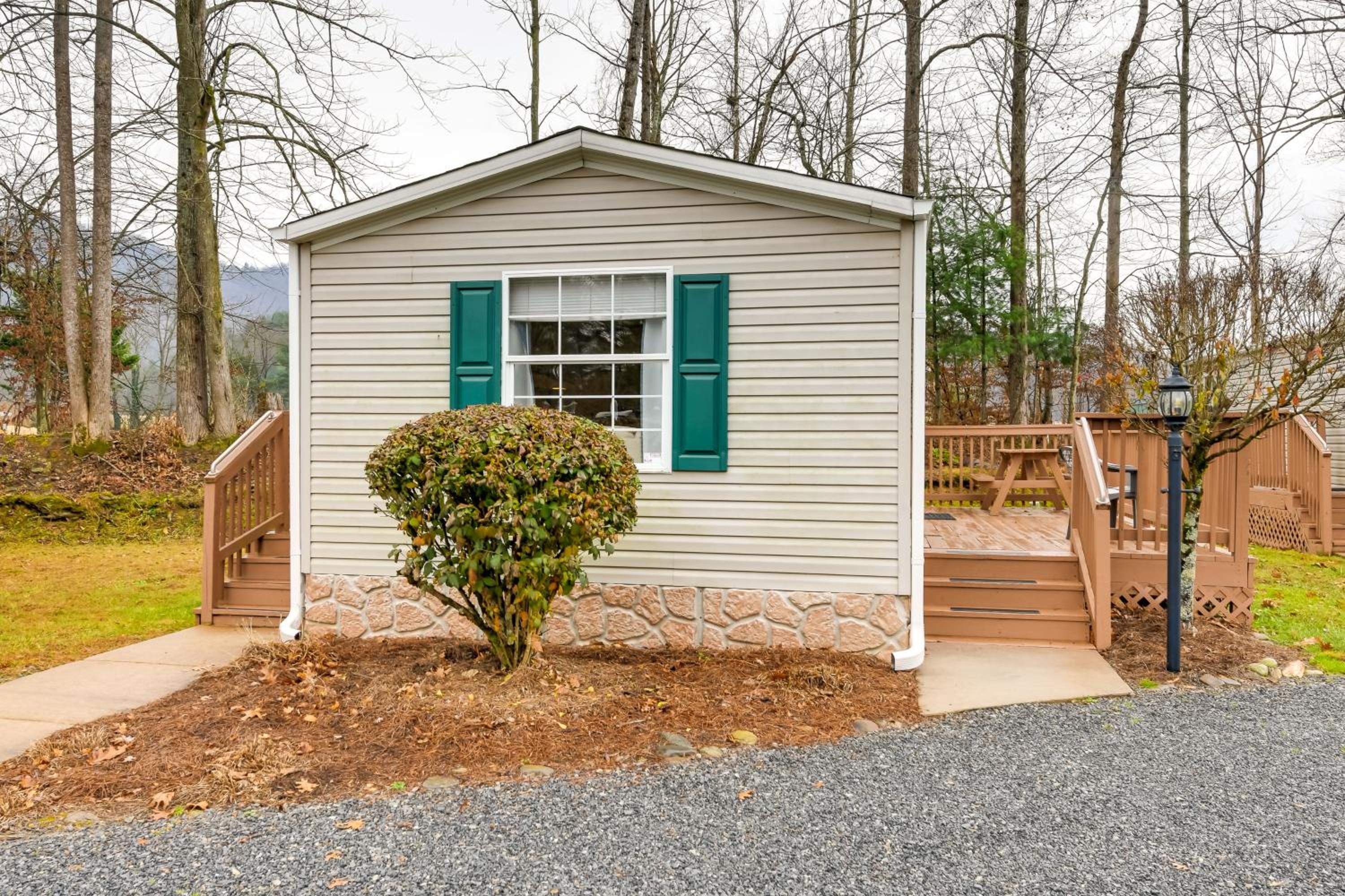 Blue Ridge Mtns Group Getaway with Hot Tub Access