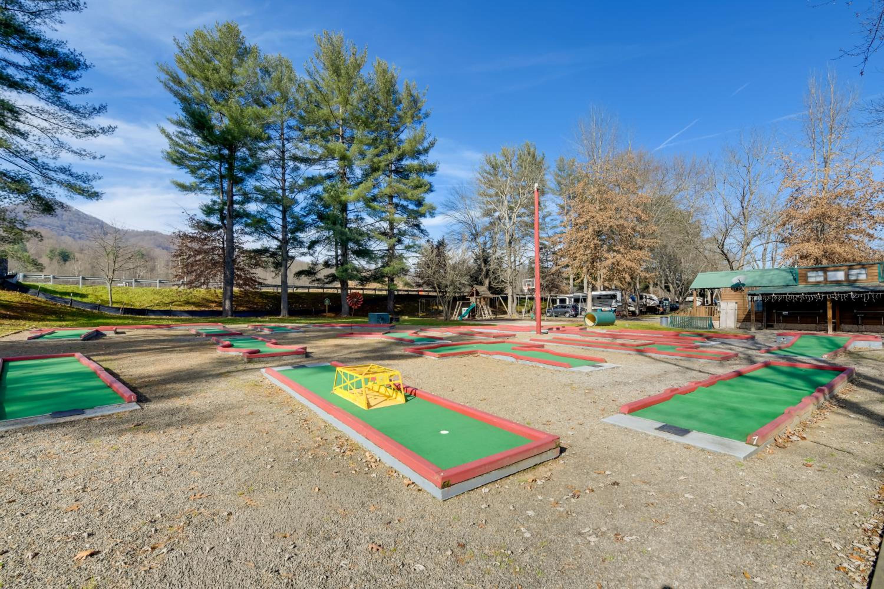 Blue Ridge Mtns Group Getaway with Hot Tub Access