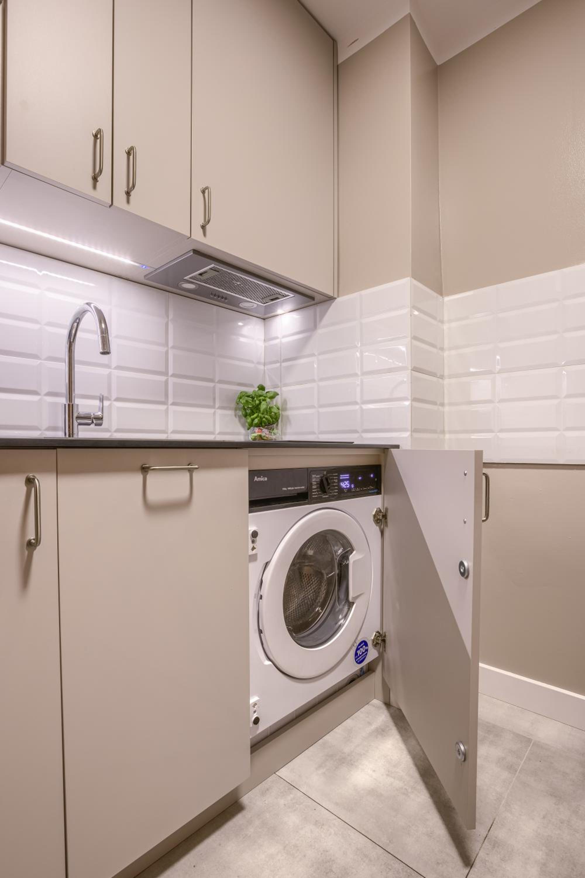 New! Studio with 3 Beds - Easy Access to Airport, City Center & WUM