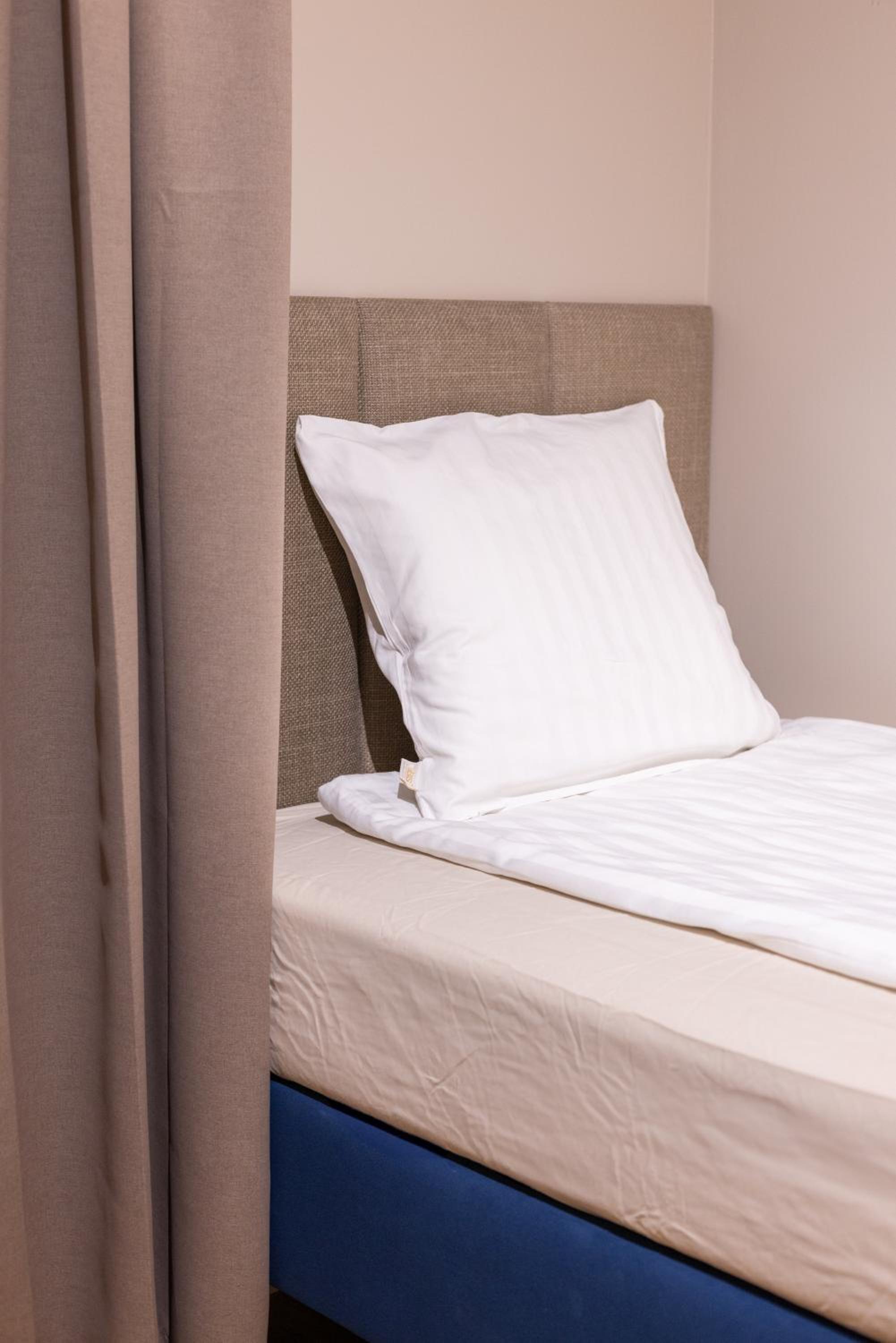 New! Studio with 3 Beds - Easy Access to Airport, City Center & WUM
