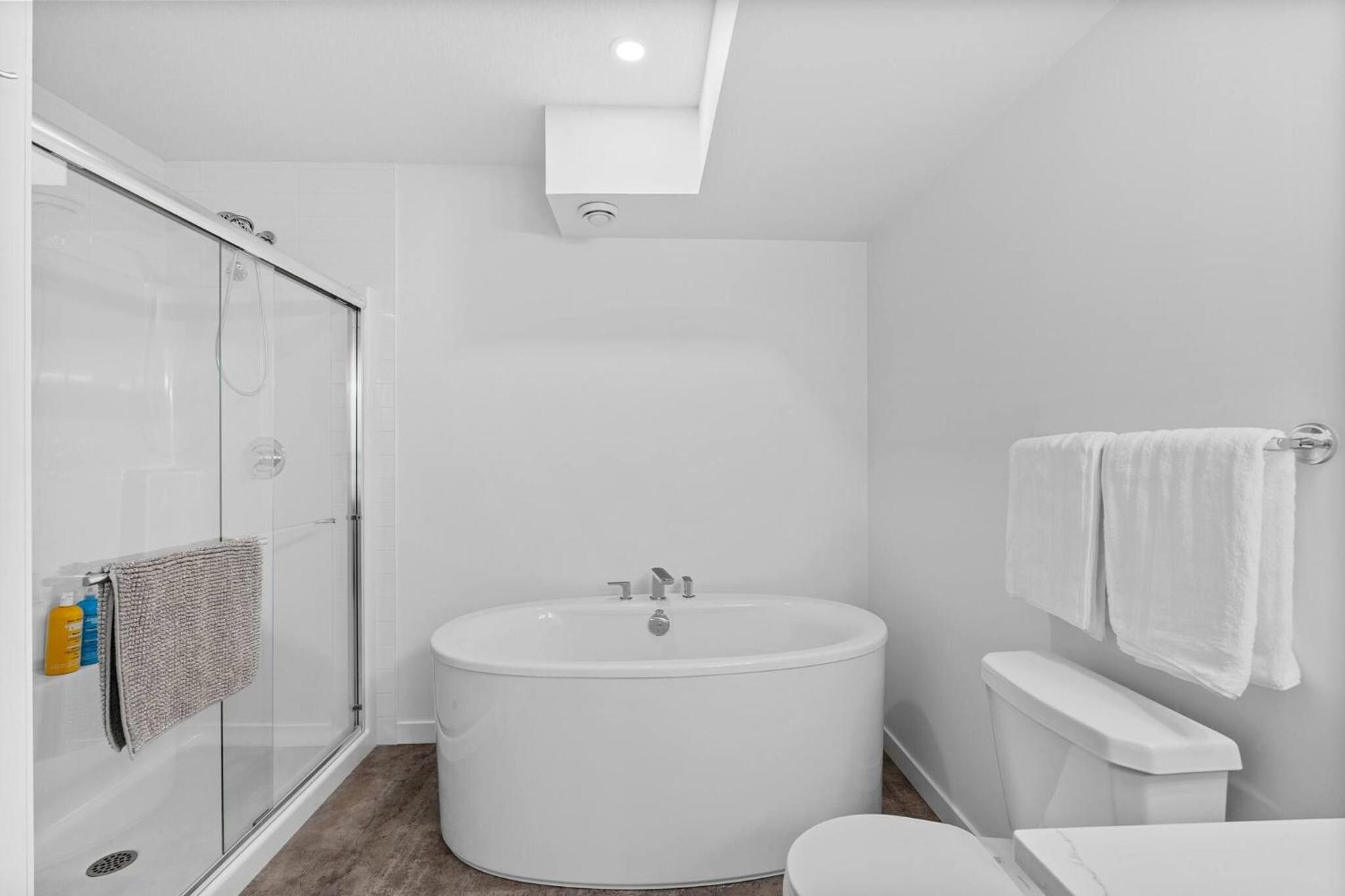 Luxurious Large 3 Bedroom Loft Saskatchewan Drive
