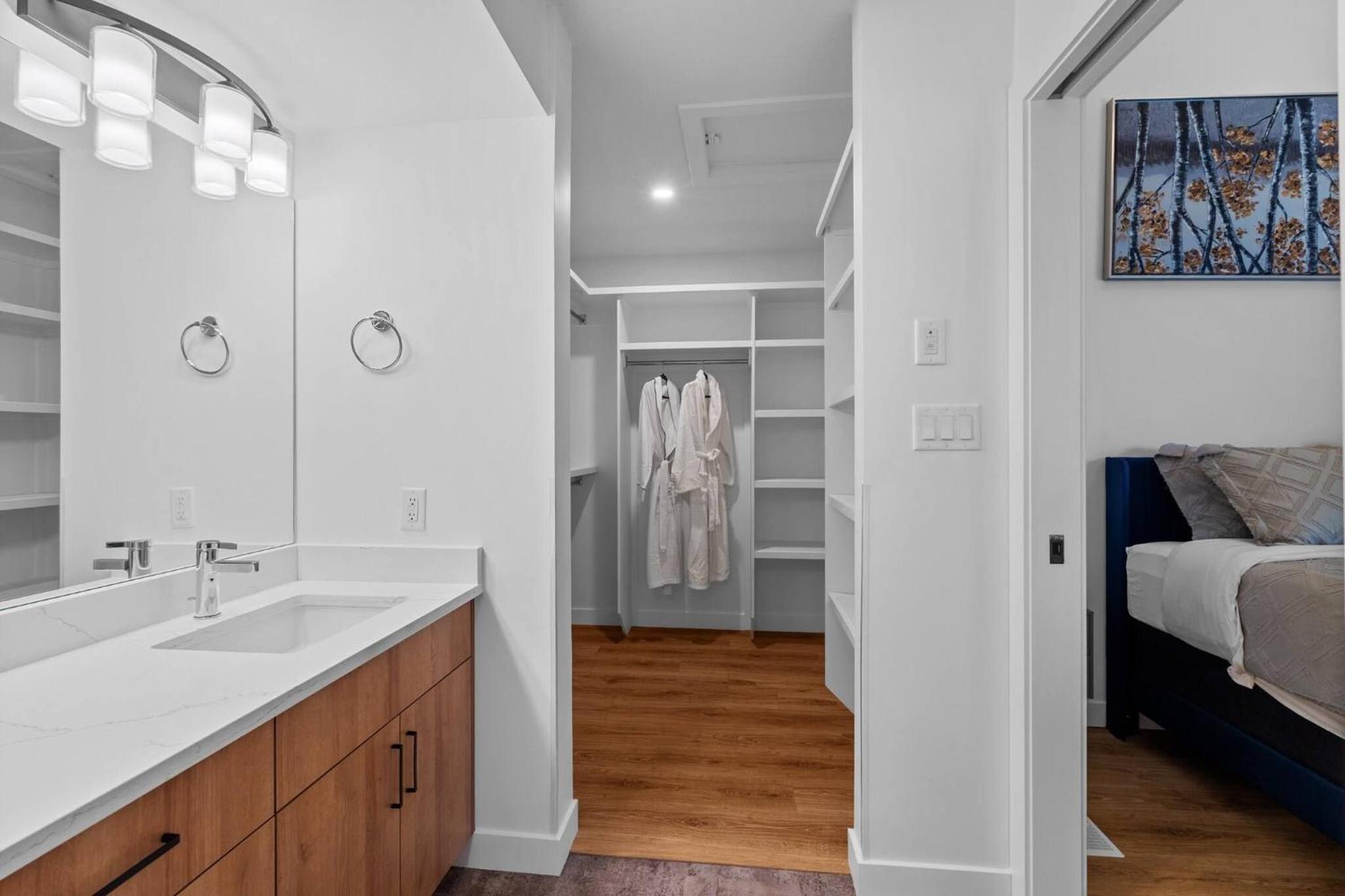 Luxurious Large 3 Bedroom Loft Saskatchewan Drive