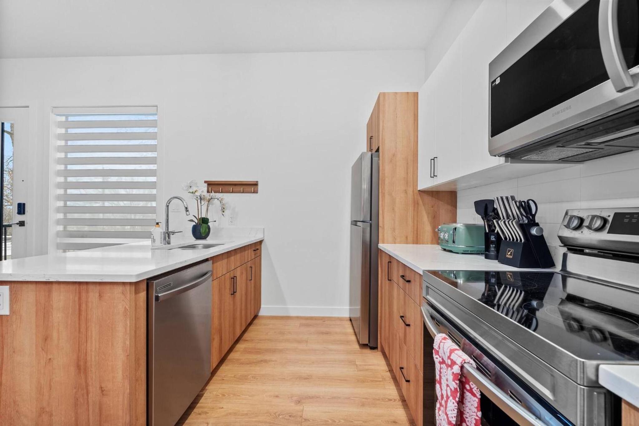 Luxurious Large 3 Bedroom Loft Saskatchewan Drive