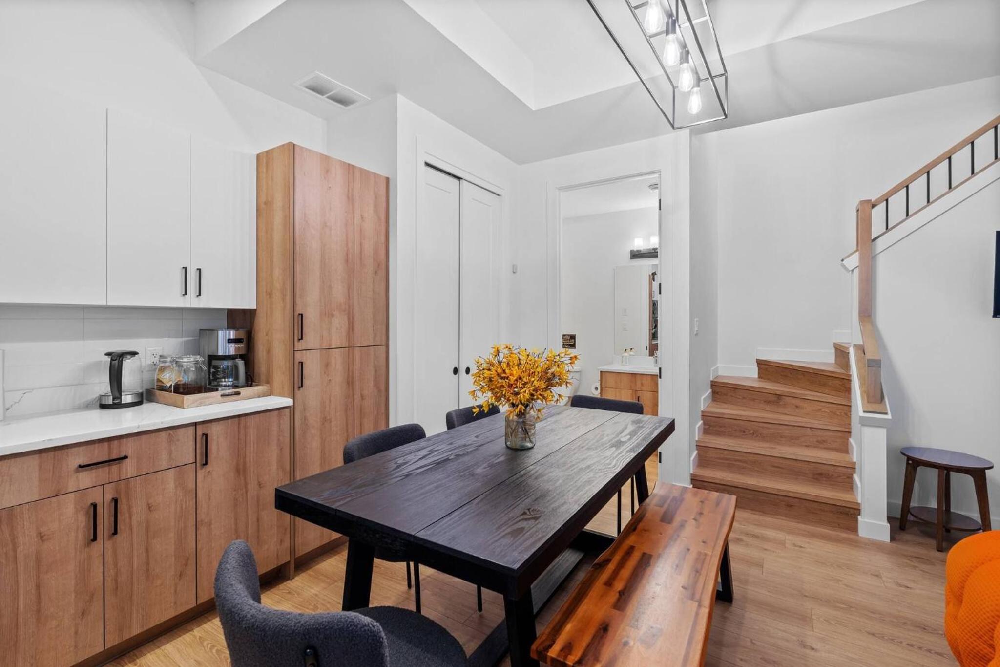 Luxurious Large 3 Bedroom Loft Saskatchewan Drive