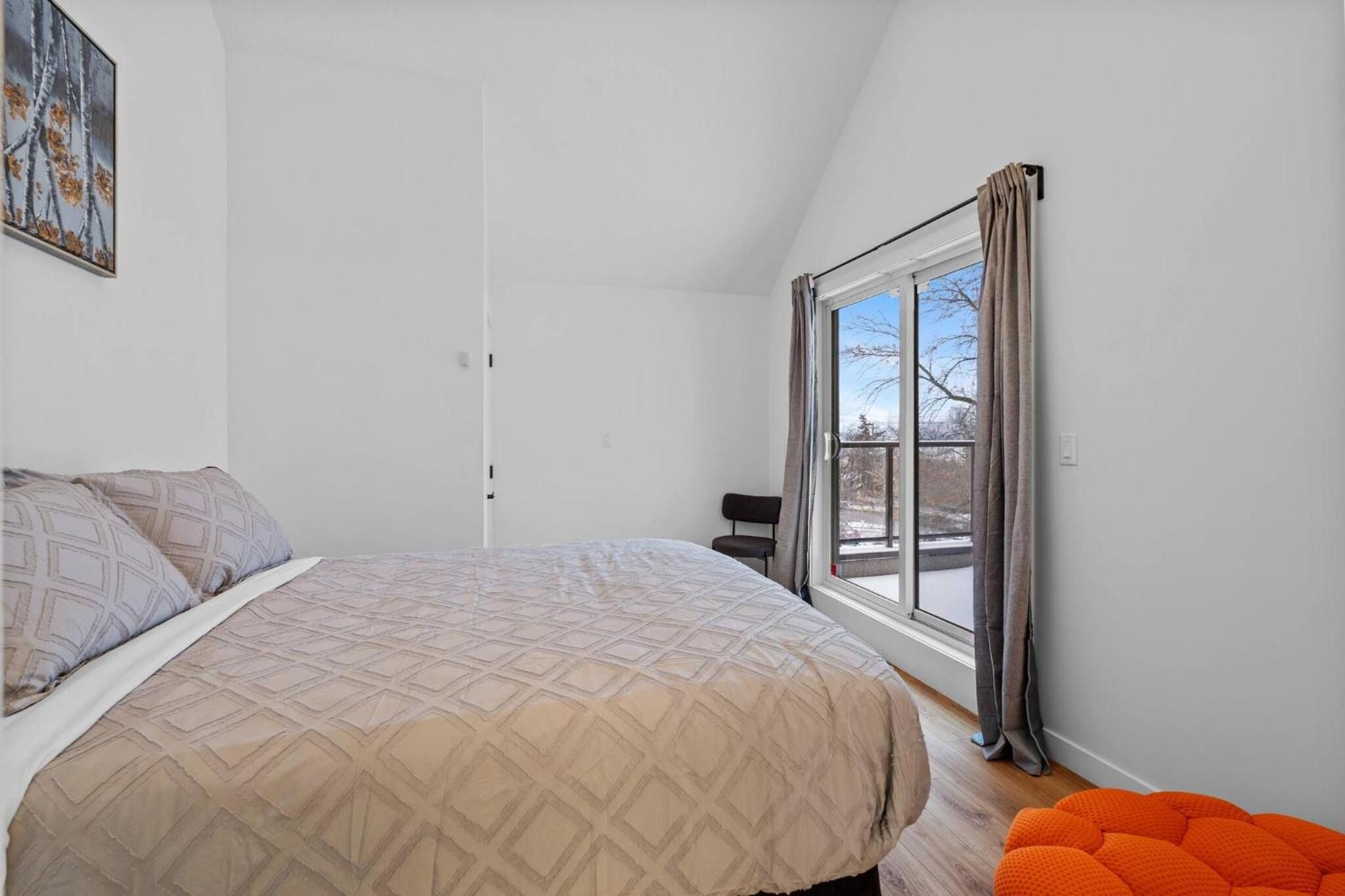 Luxurious Large 3 Bedroom Loft Saskatchewan Drive