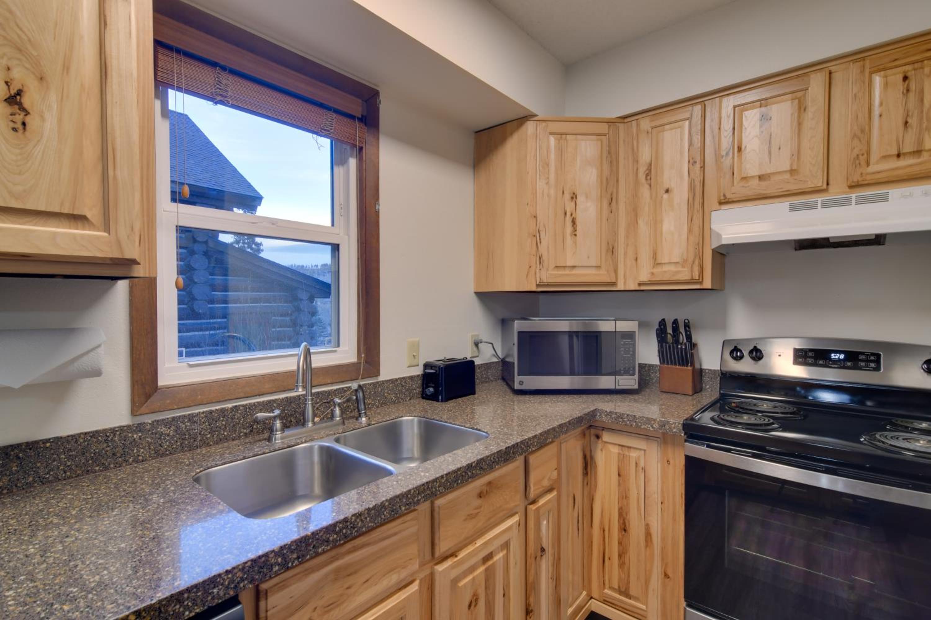 Woodsy Winter Park Condo with Pool and Hot Tub Access