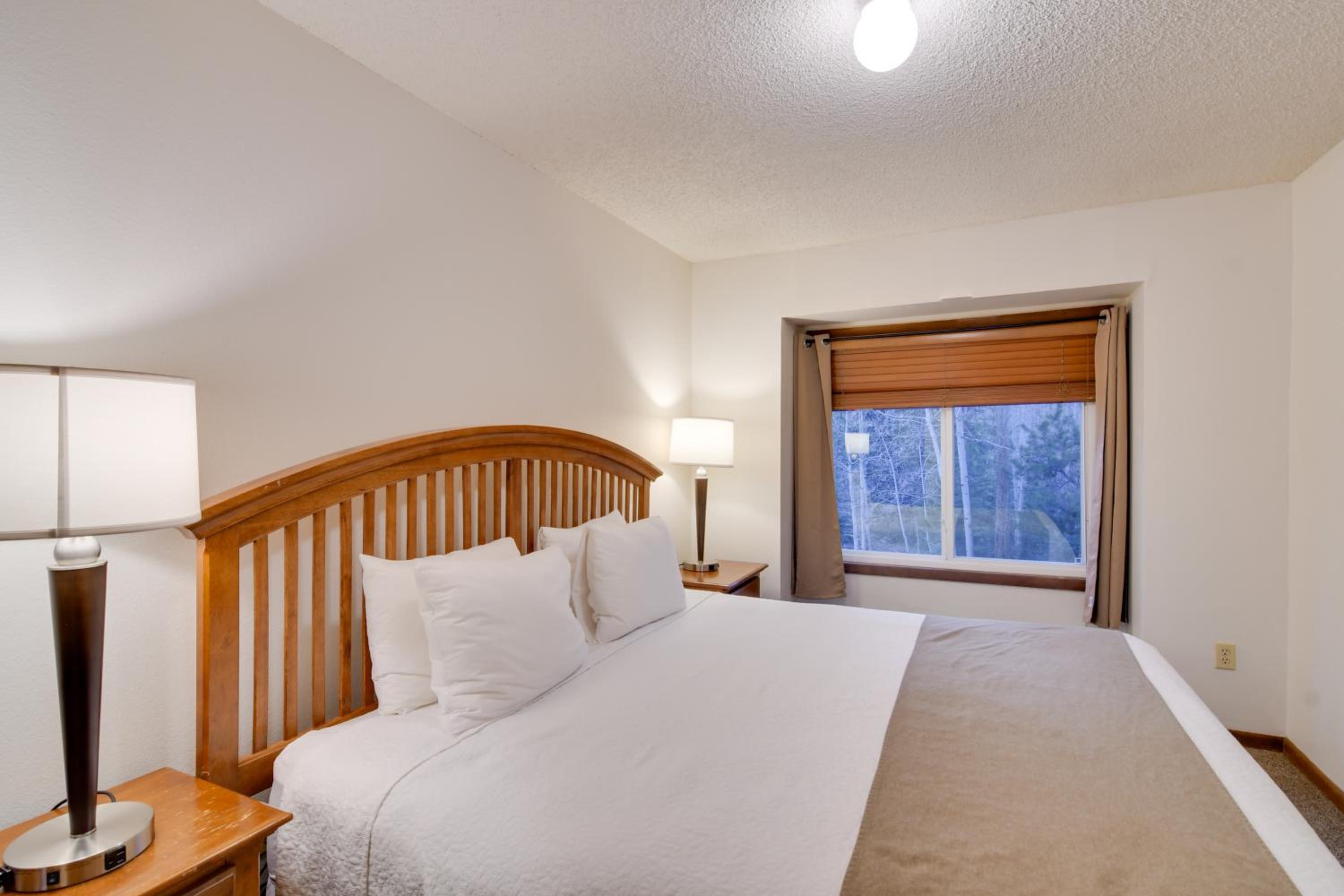 Woodsy Winter Park Condo with Pool and Hot Tub Access