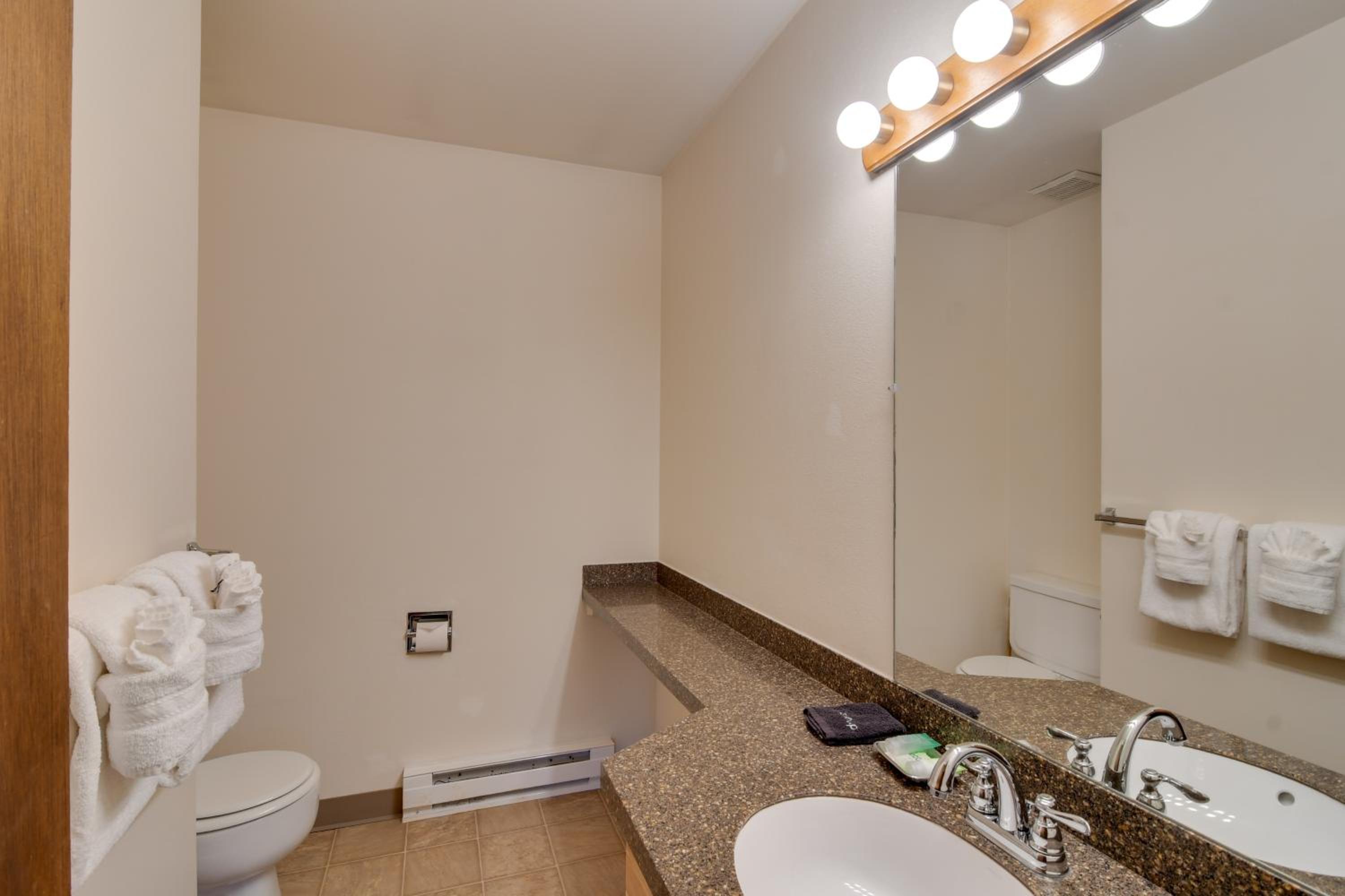 3 Mi to Skiing Walkable Dtwn Winter Park Condo!