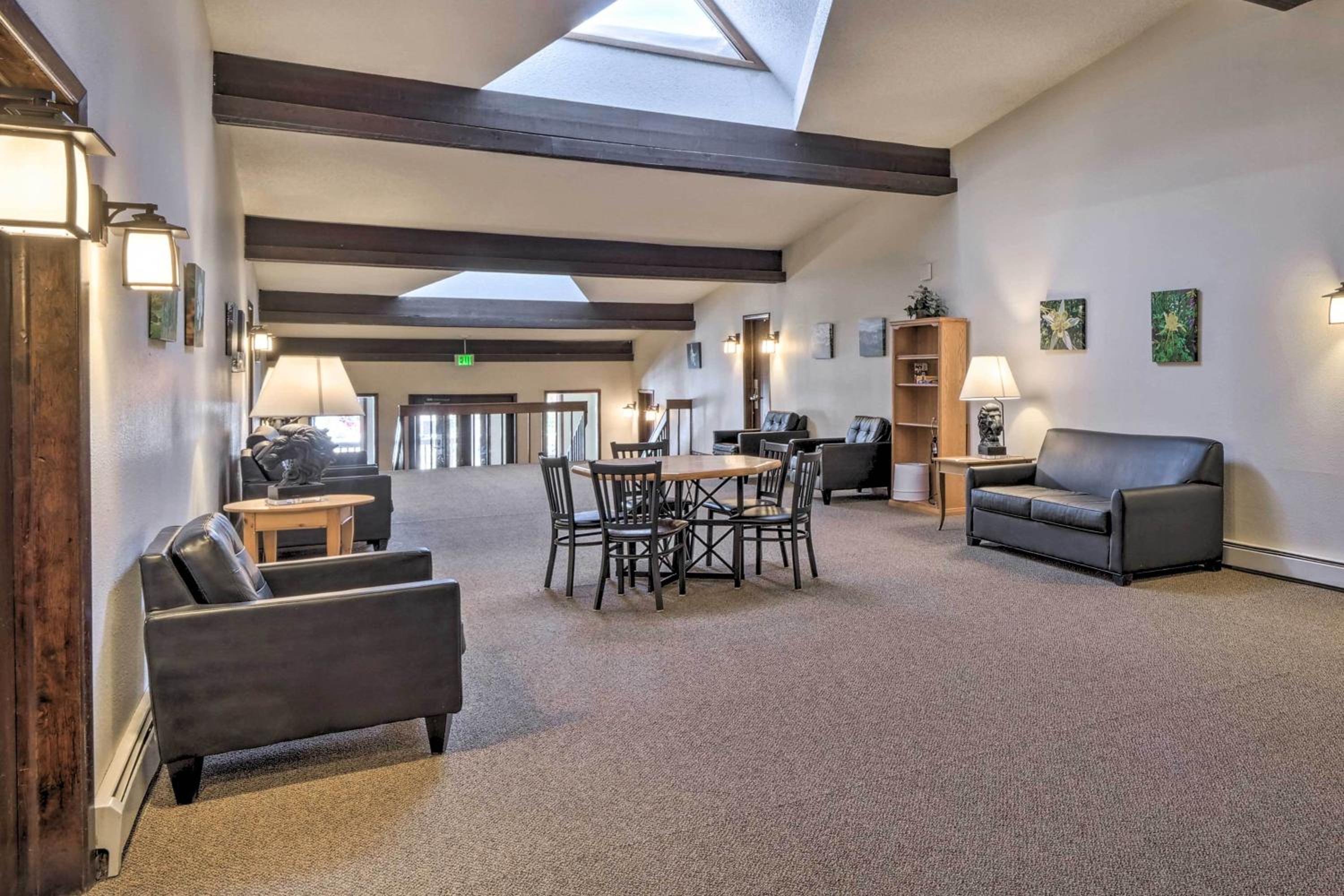 3 Mi to Skiing Walkable Dtwn Winter Park Condo!