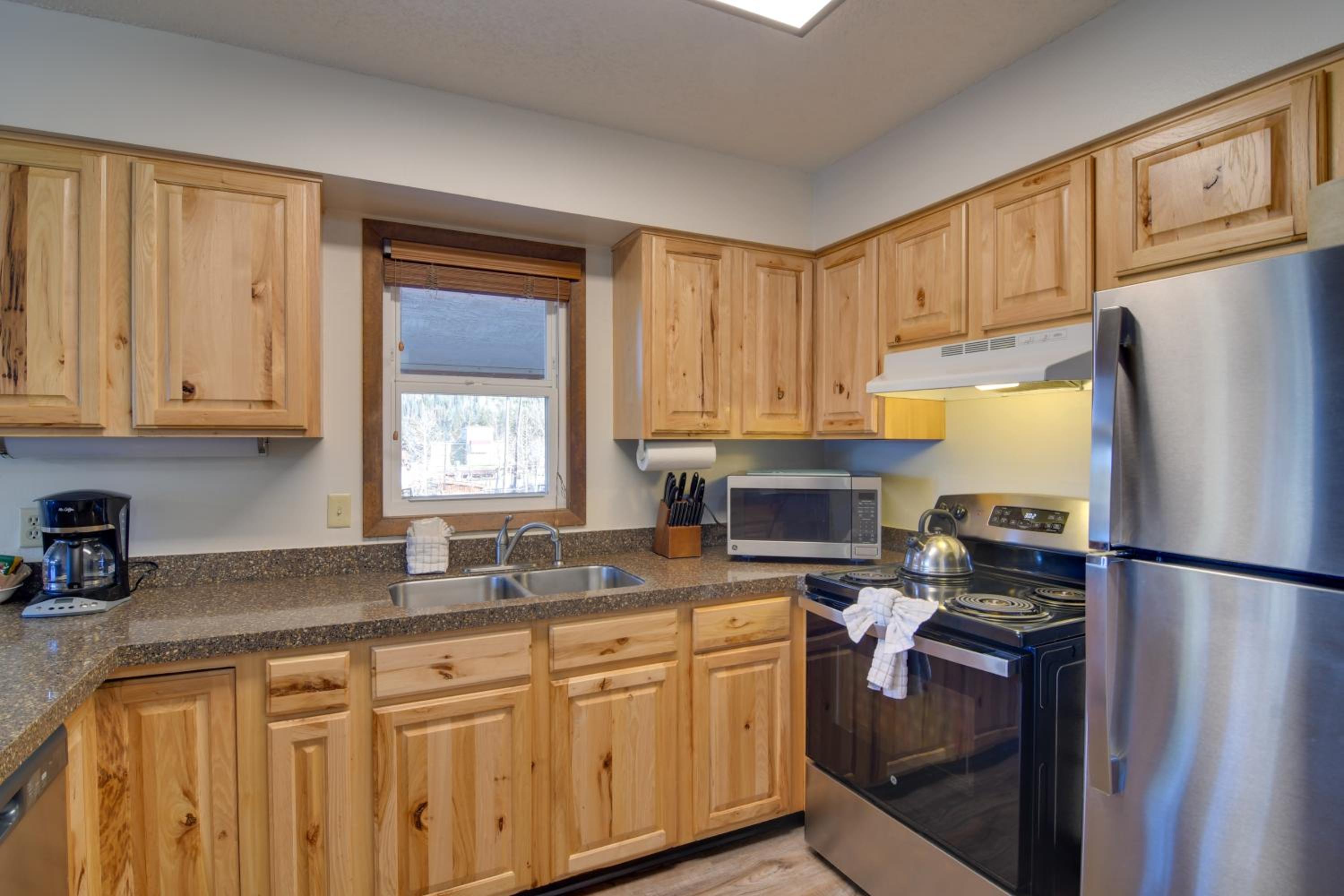 Walk to Ski Shuttle! Ideal Winter Park Base Camp