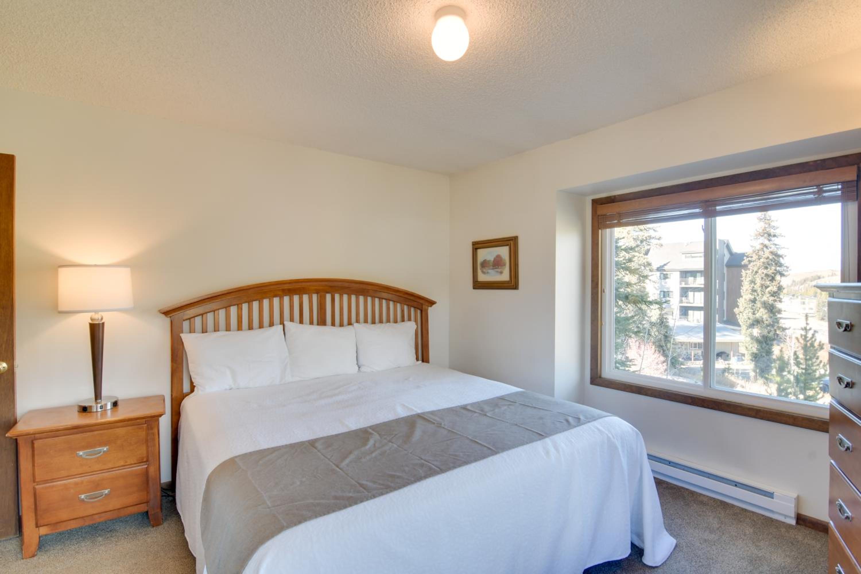 Walk to Ski Shuttle! Ideal Winter Park Base Camp
