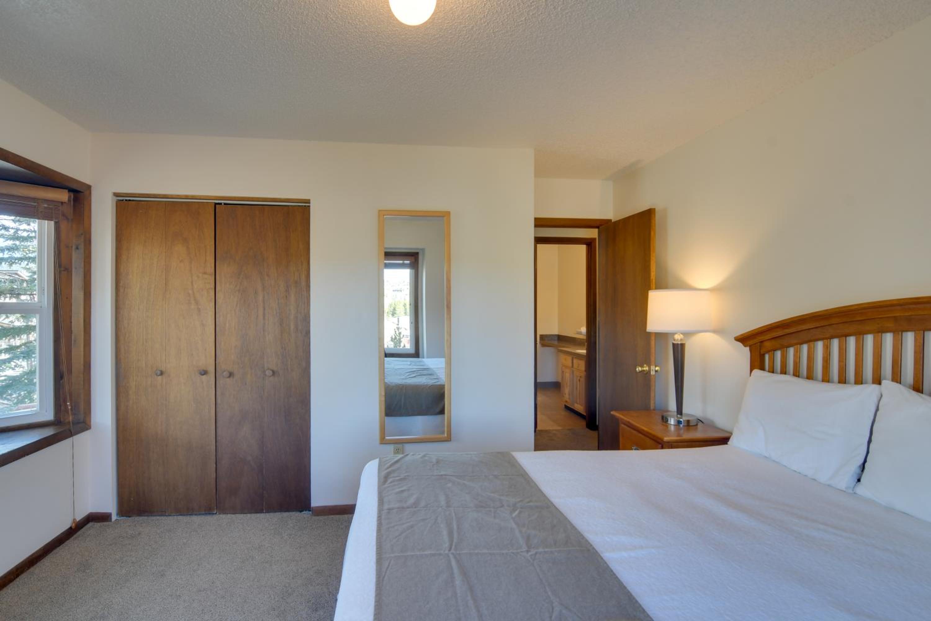 Walk to Ski Shuttle! Ideal Winter Park Base Camp