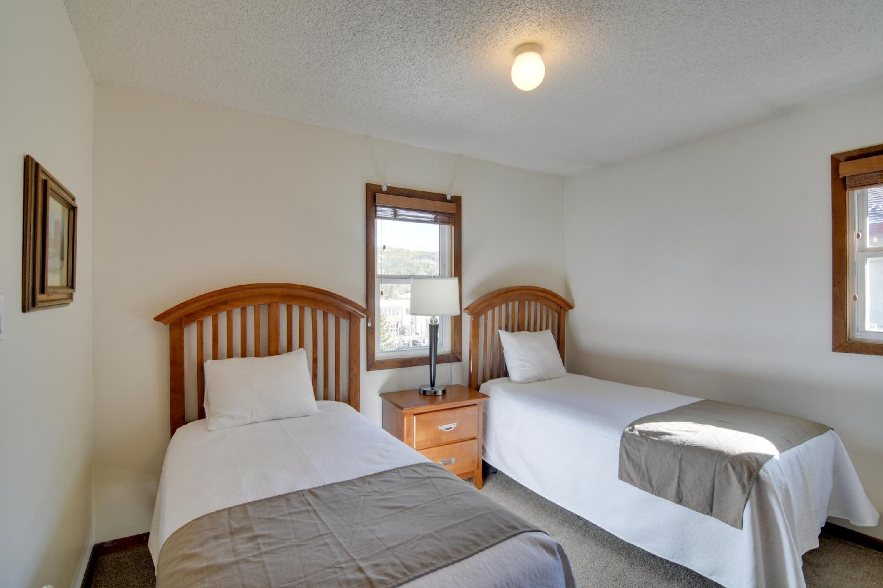 Walk to Ski Shuttle! Ideal Winter Park Base Camp