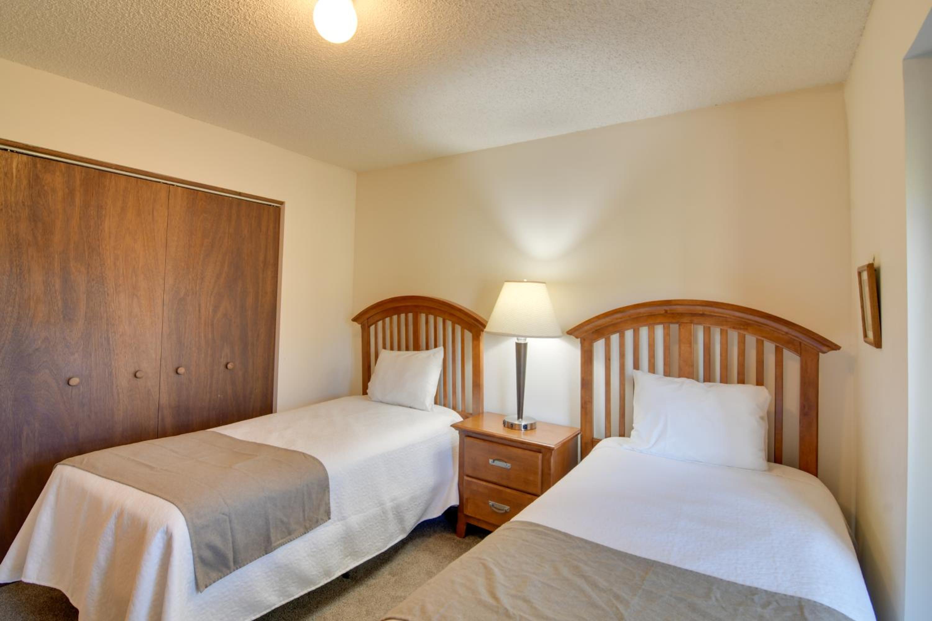 Walk to Ski Shuttle! Ideal Winter Park Base Camp