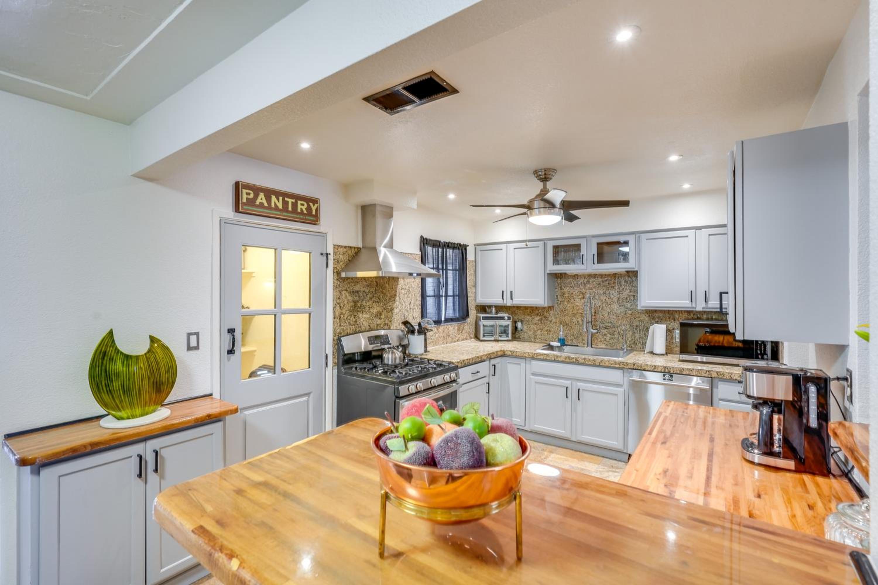 Private Pool and Patio! Home 8 Mi to Dtwn Phoenix