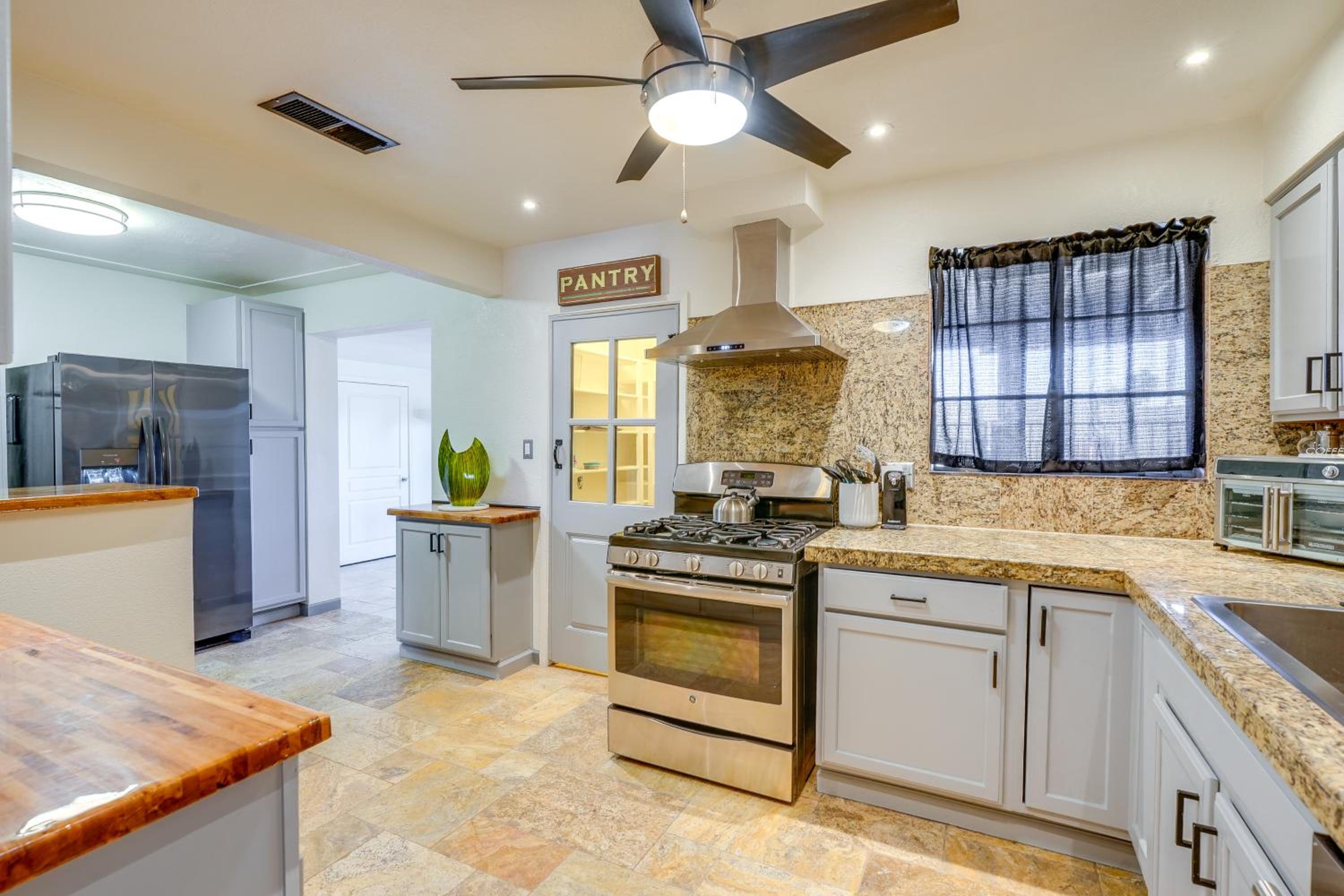 Private Pool and Patio! Home 8 Mi to Dtwn Phoenix