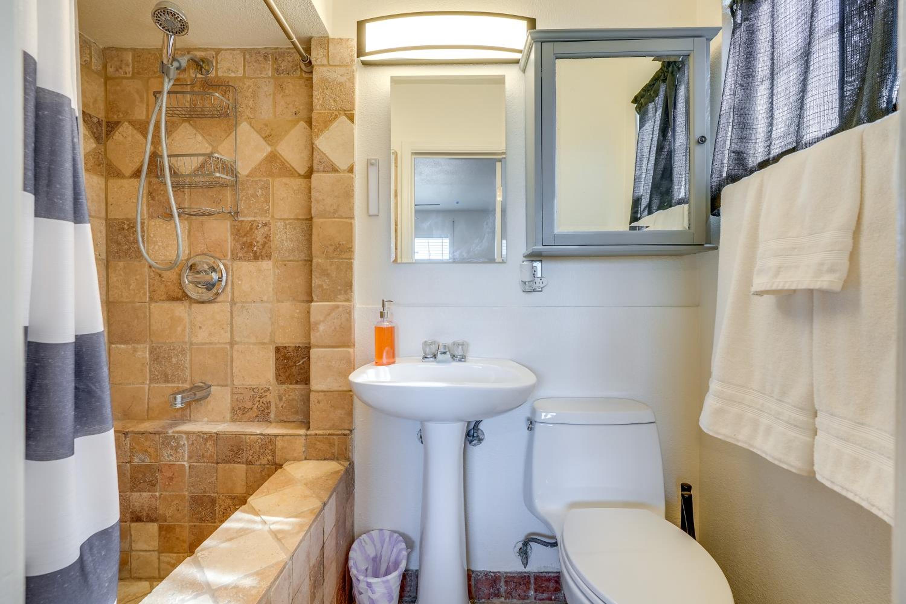 Private Pool and Patio! Home 8 Mi to Dtwn Phoenix