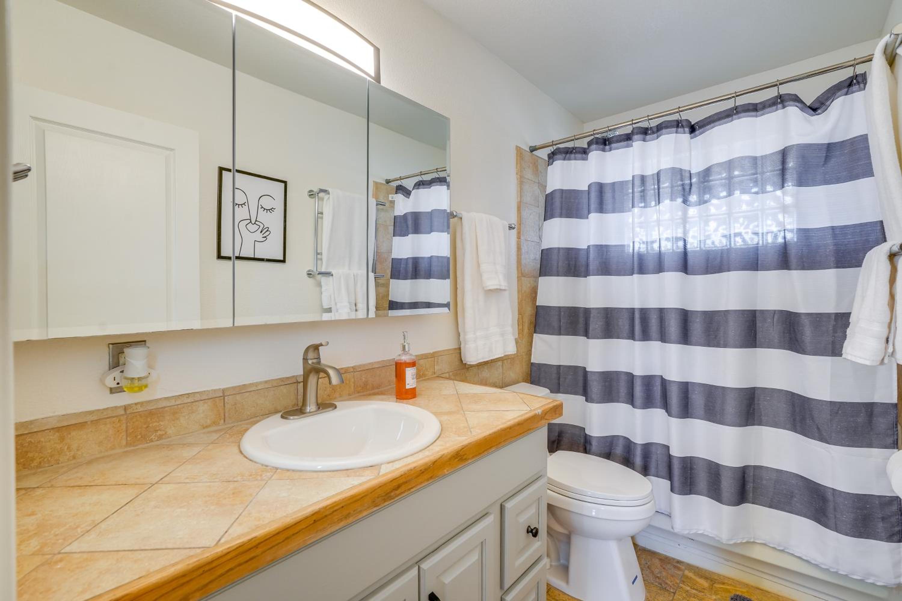 Private Pool and Patio! Home 8 Mi to Dtwn Phoenix