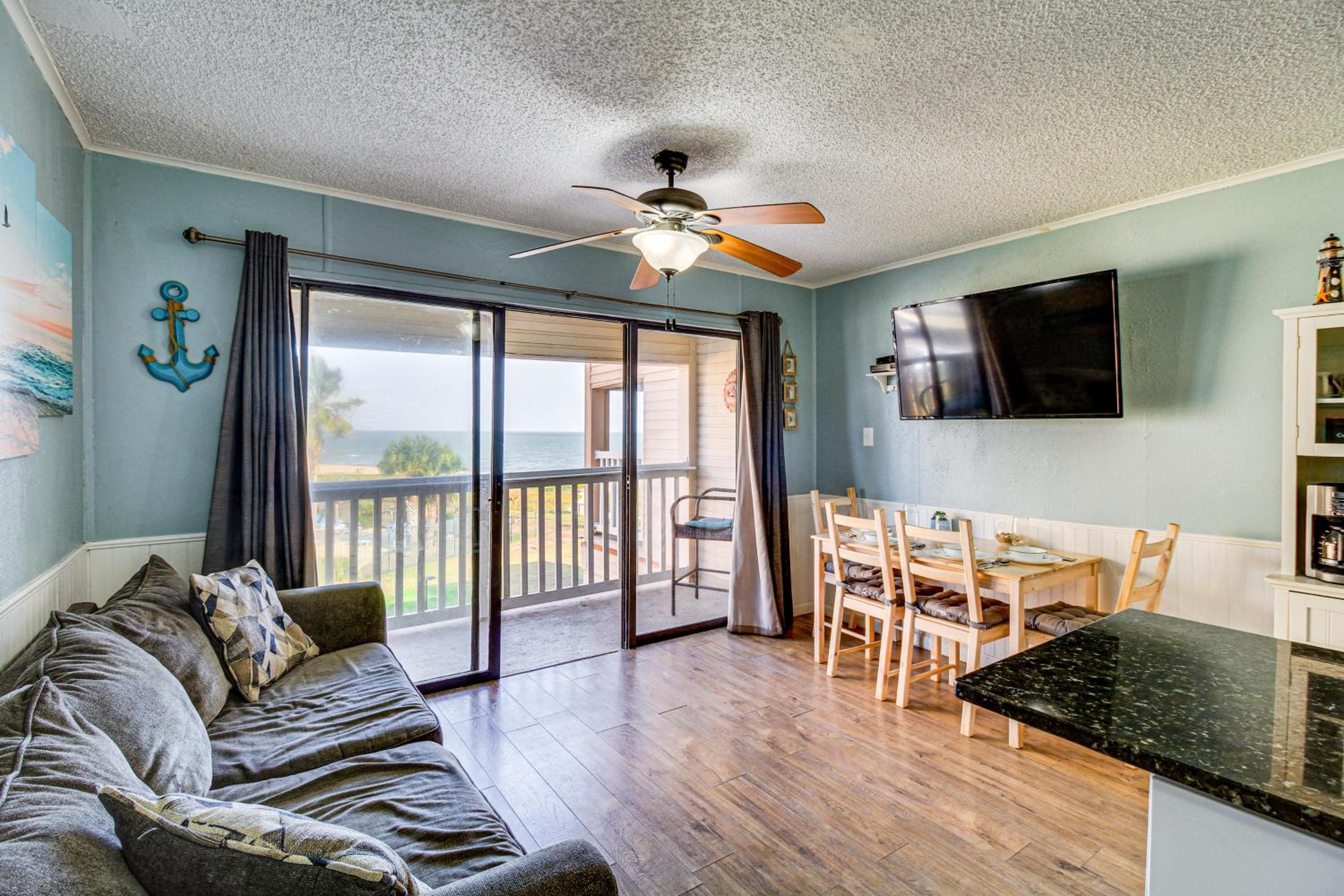 Ocean-View Balcony! North Beach 2nd-Floor Unit