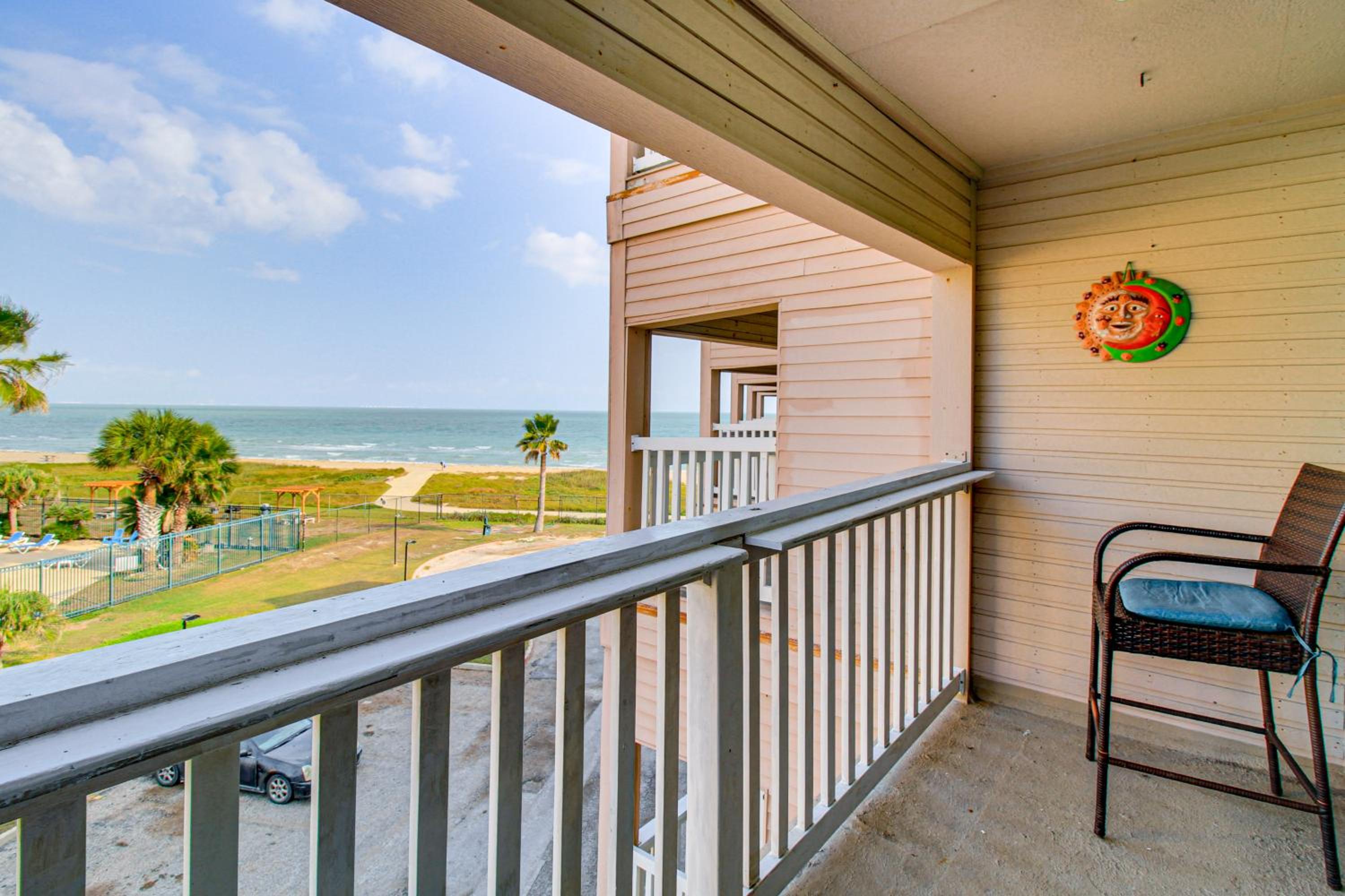 Ocean-View Balcony! North Beach 2nd-Floor Unit