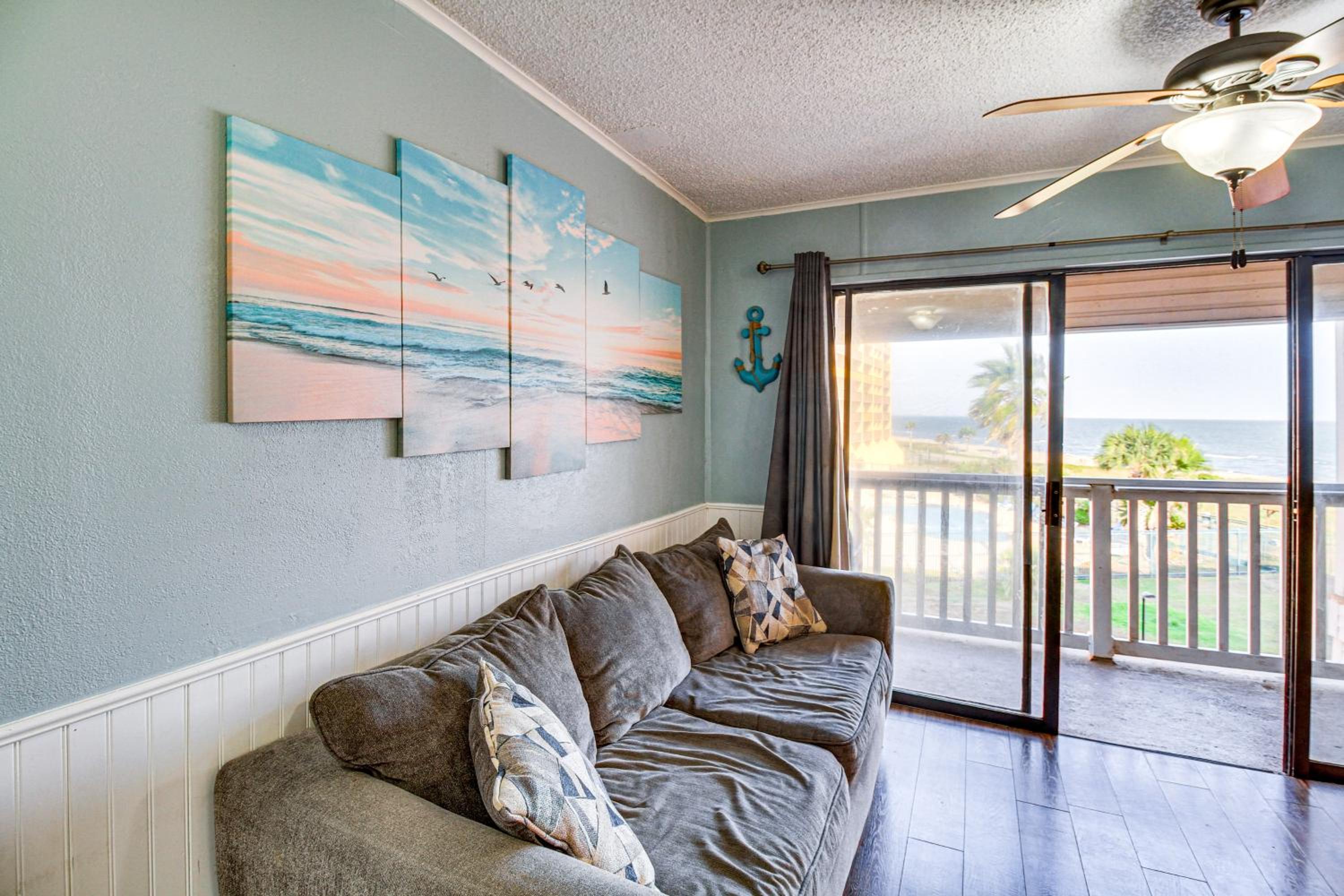 Ocean-View Balcony! North Beach 2nd-Floor Unit