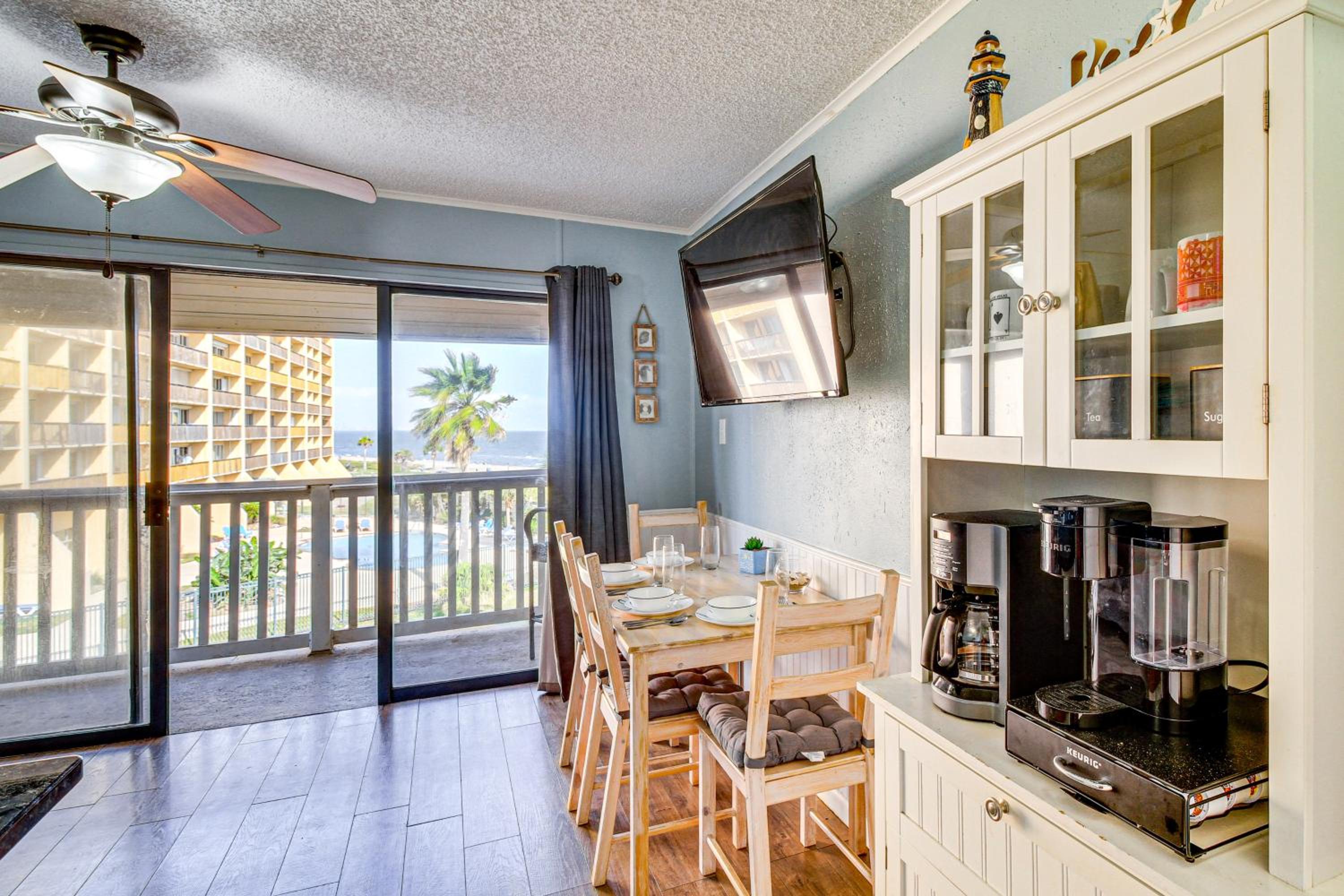 Ocean-View Balcony! North Beach 2nd-Floor Unit