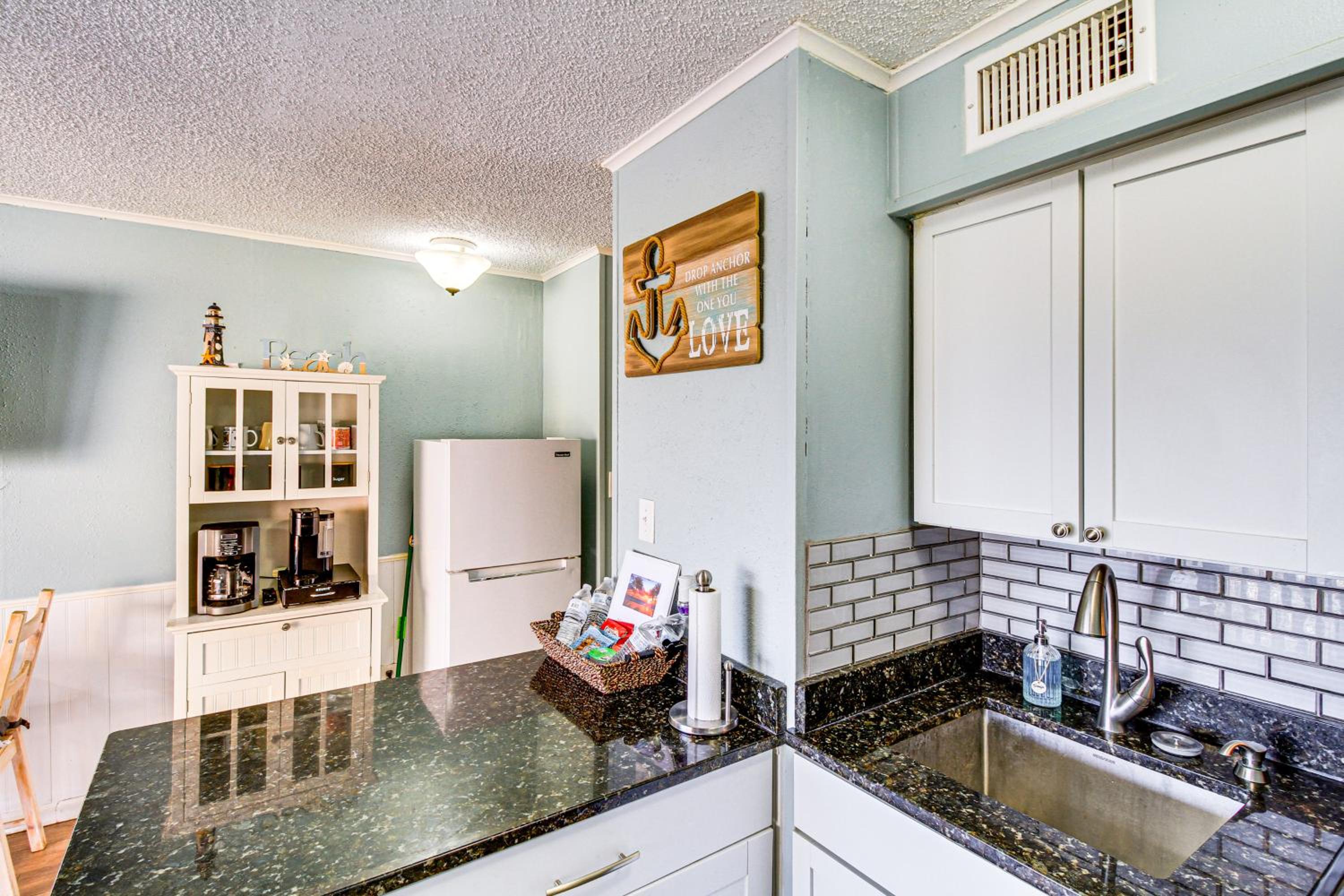 Ocean-View Balcony! North Beach 2nd-Floor Unit