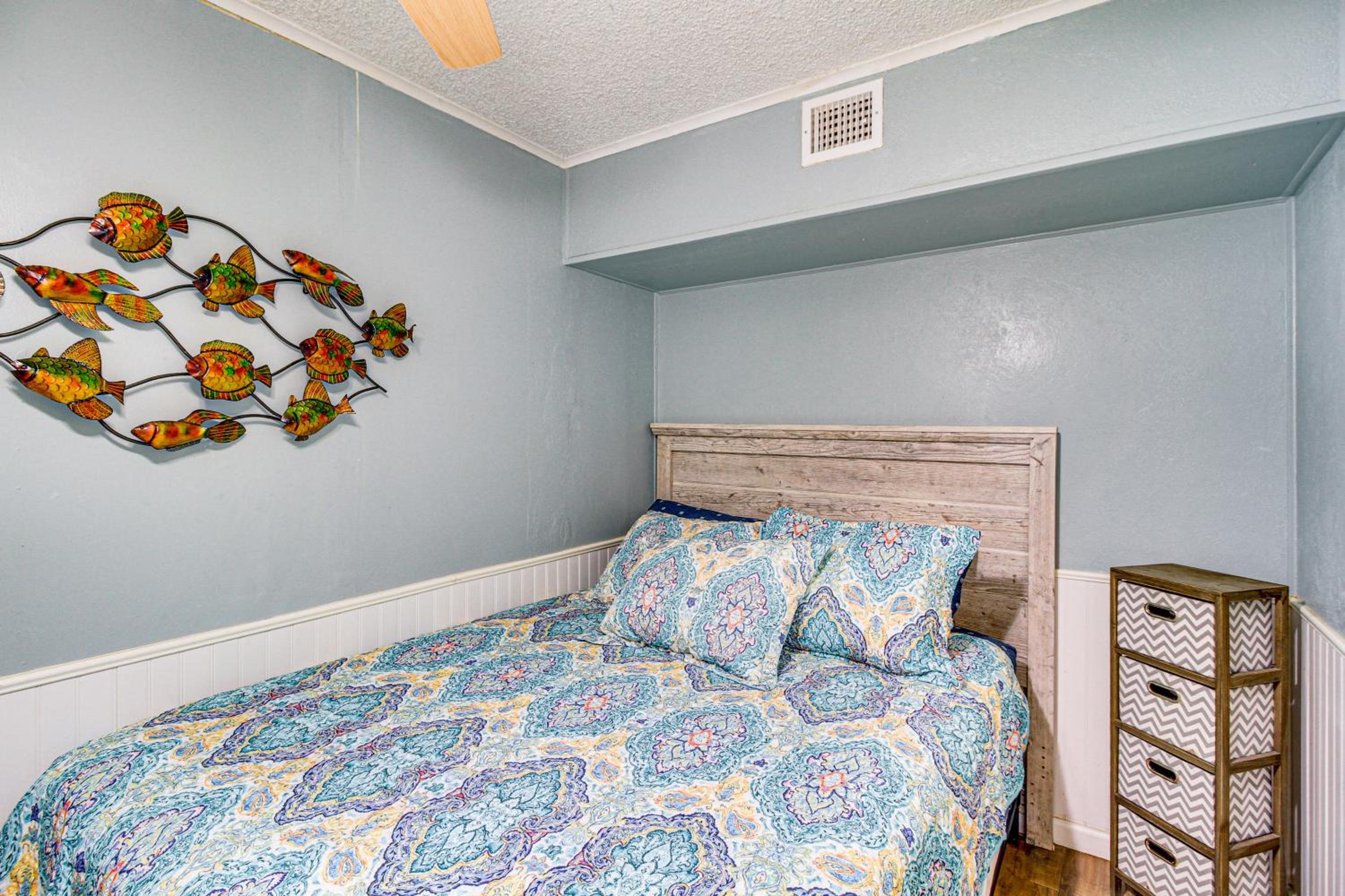 Ocean-View Balcony! North Beach 2nd-Floor Unit