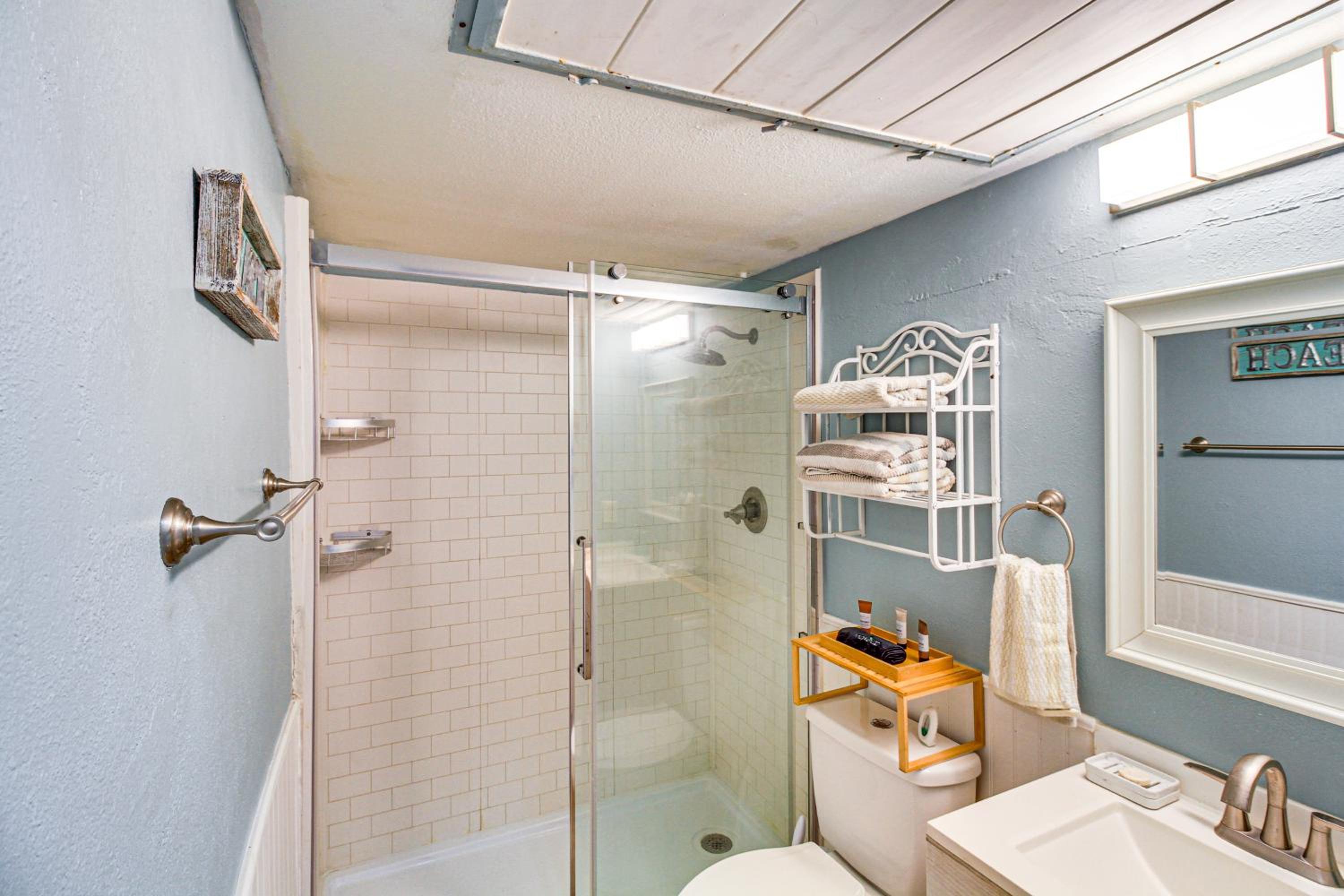 Ocean-View Balcony! North Beach 2nd-Floor Unit