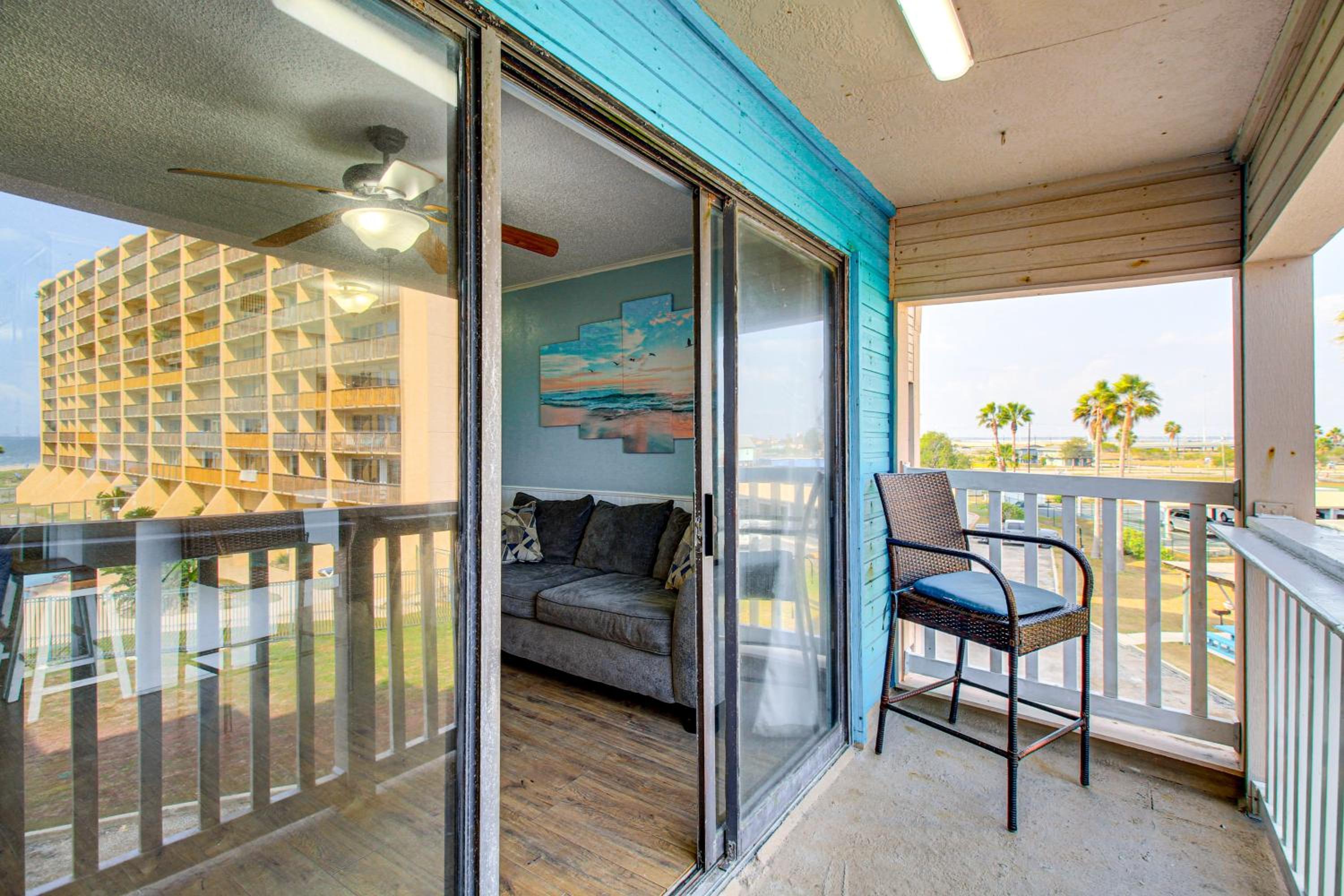 Ocean-View Balcony! North Beach 2nd-Floor Unit