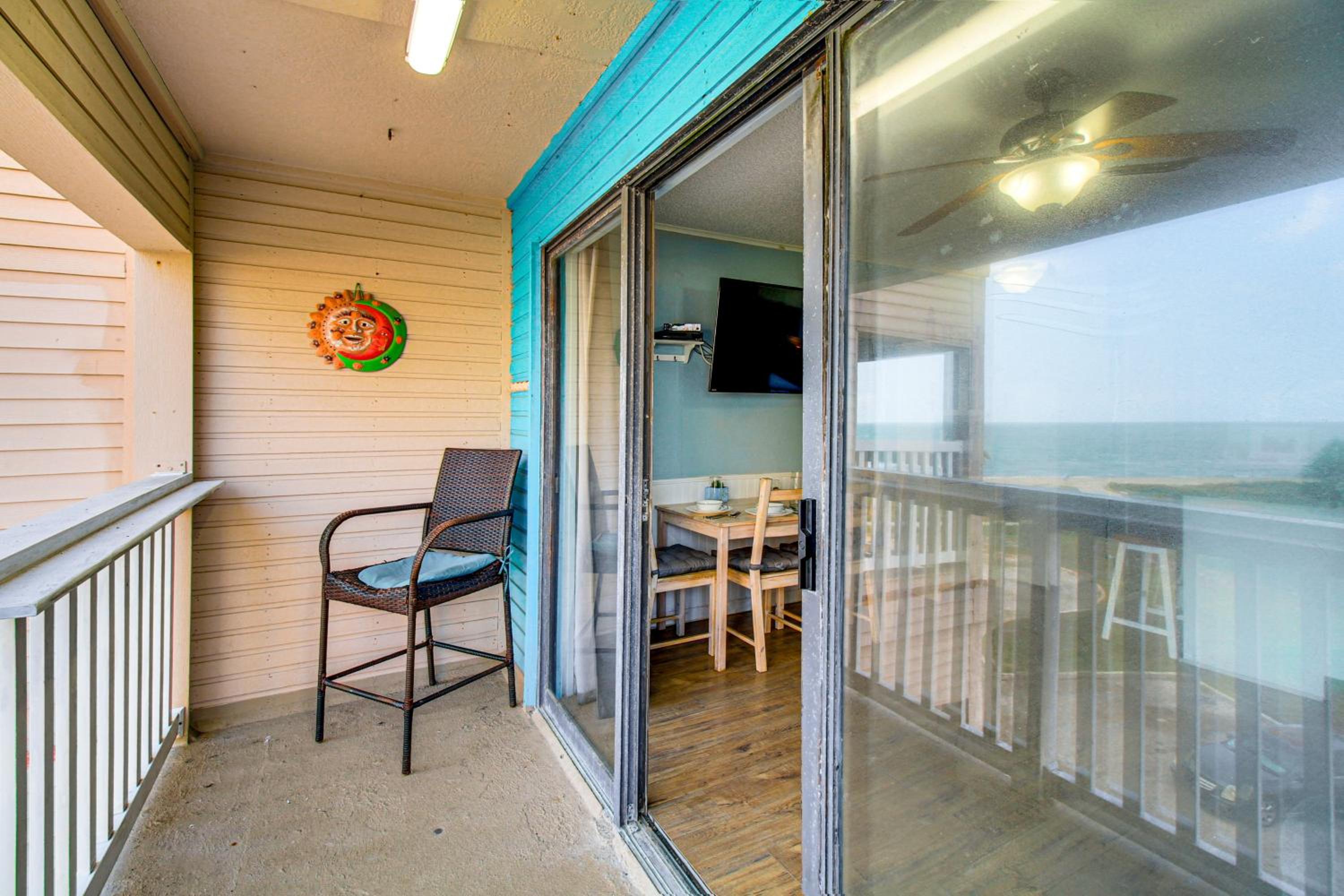 Ocean-View Balcony! North Beach 2nd-Floor Unit