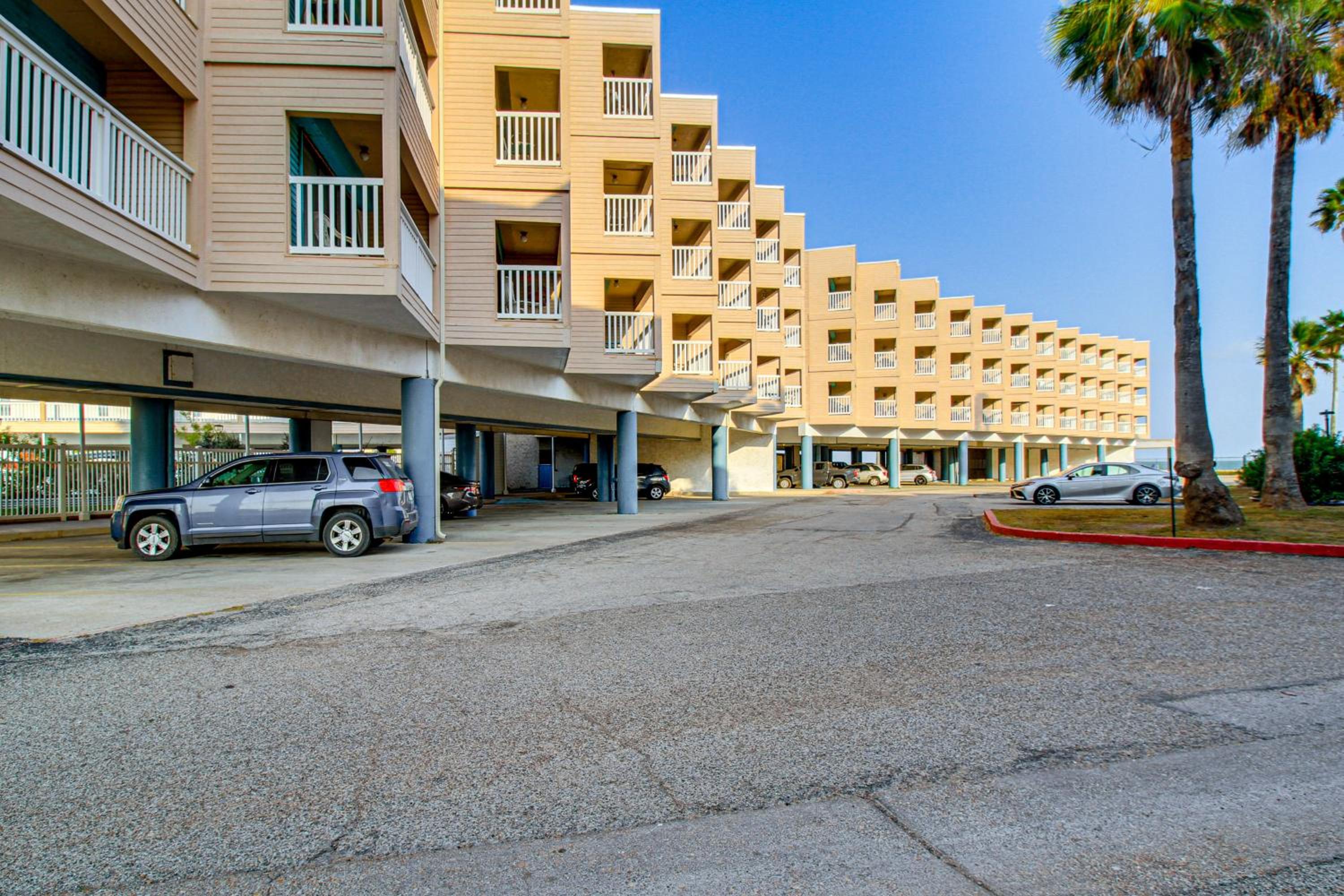 Ocean-View Balcony! North Beach 2nd-Floor Unit