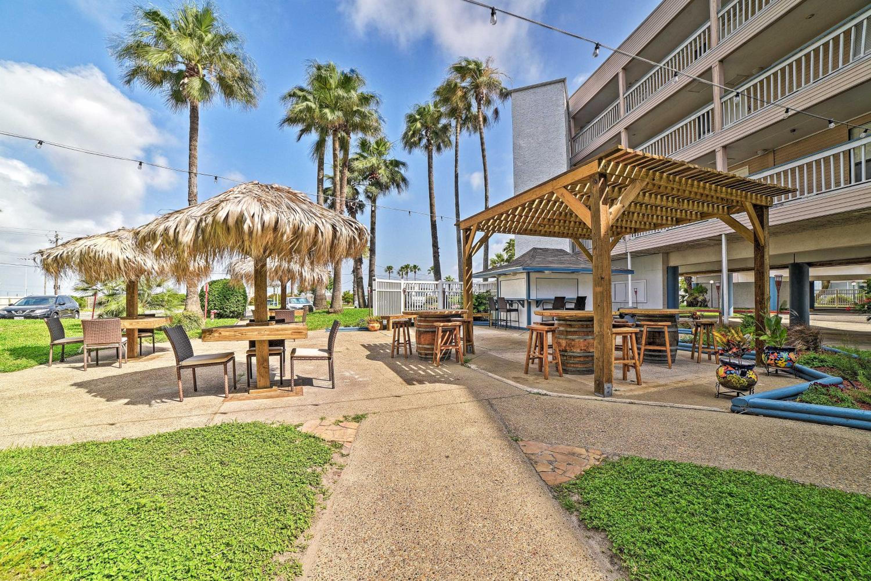 Ocean-View Balcony! North Beach 2nd-Floor Unit