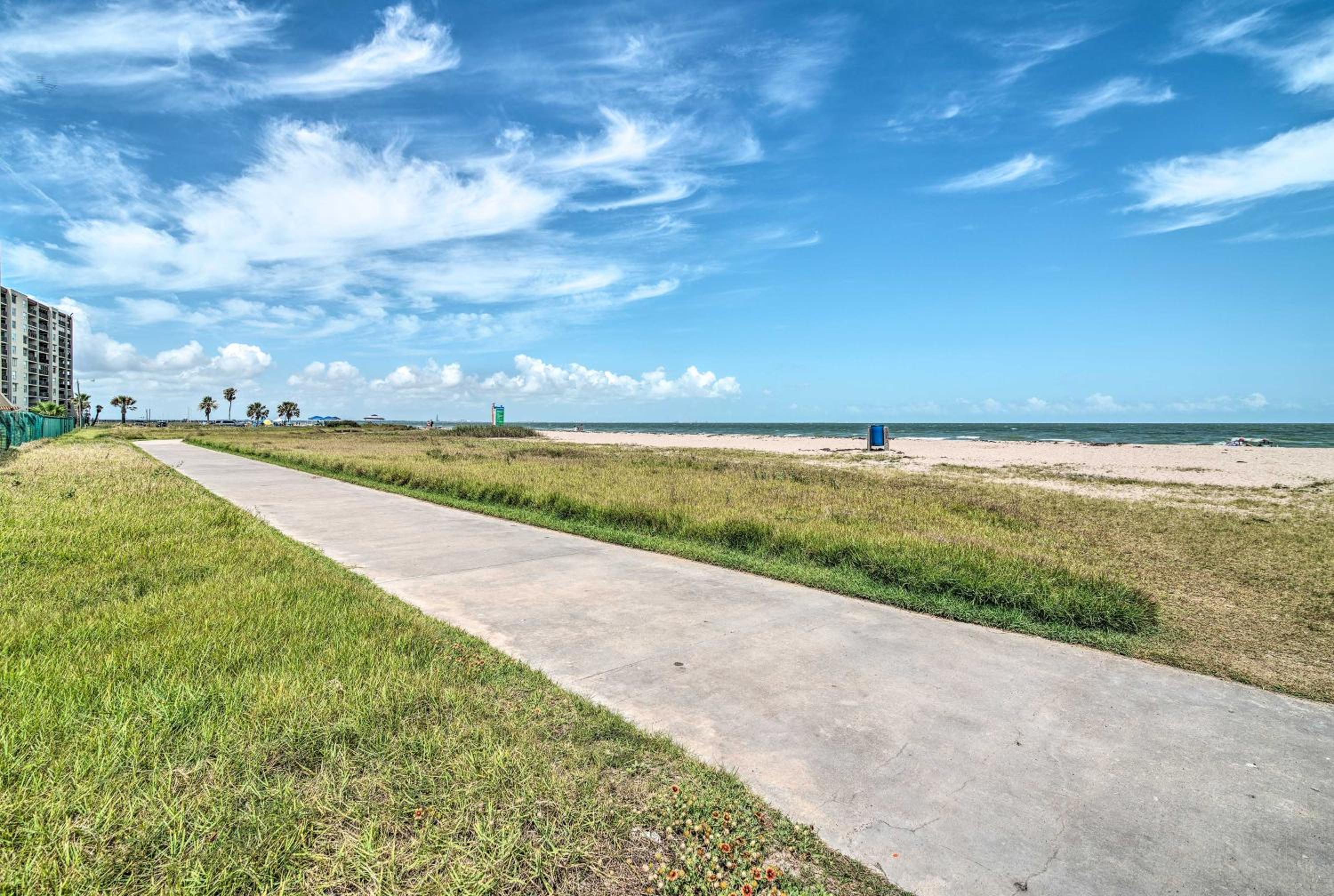 Ocean-View Balcony! North Beach 2nd-Floor Unit