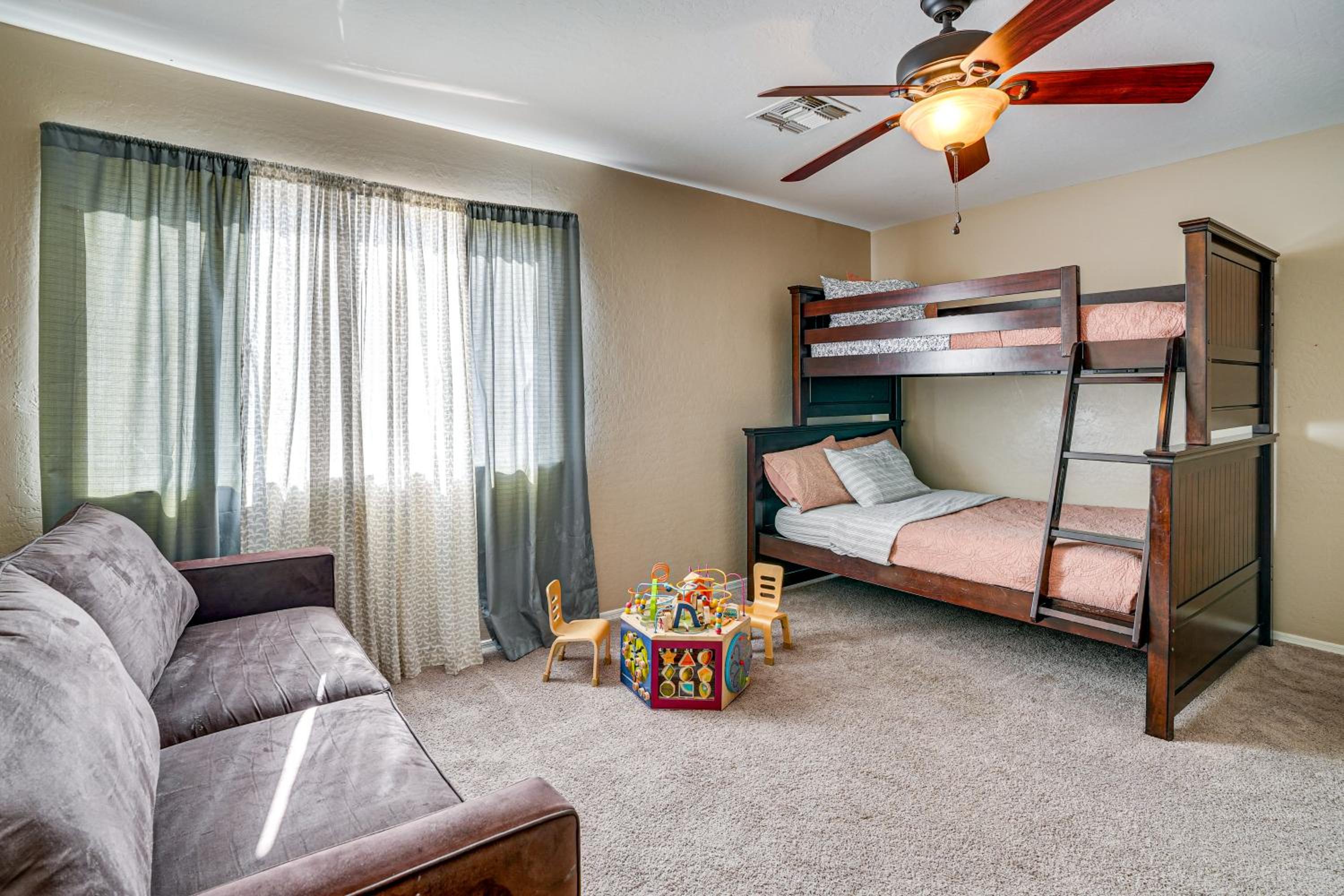 Family-Friendly Oasis 7 Mi to Goodyear Ballpark!