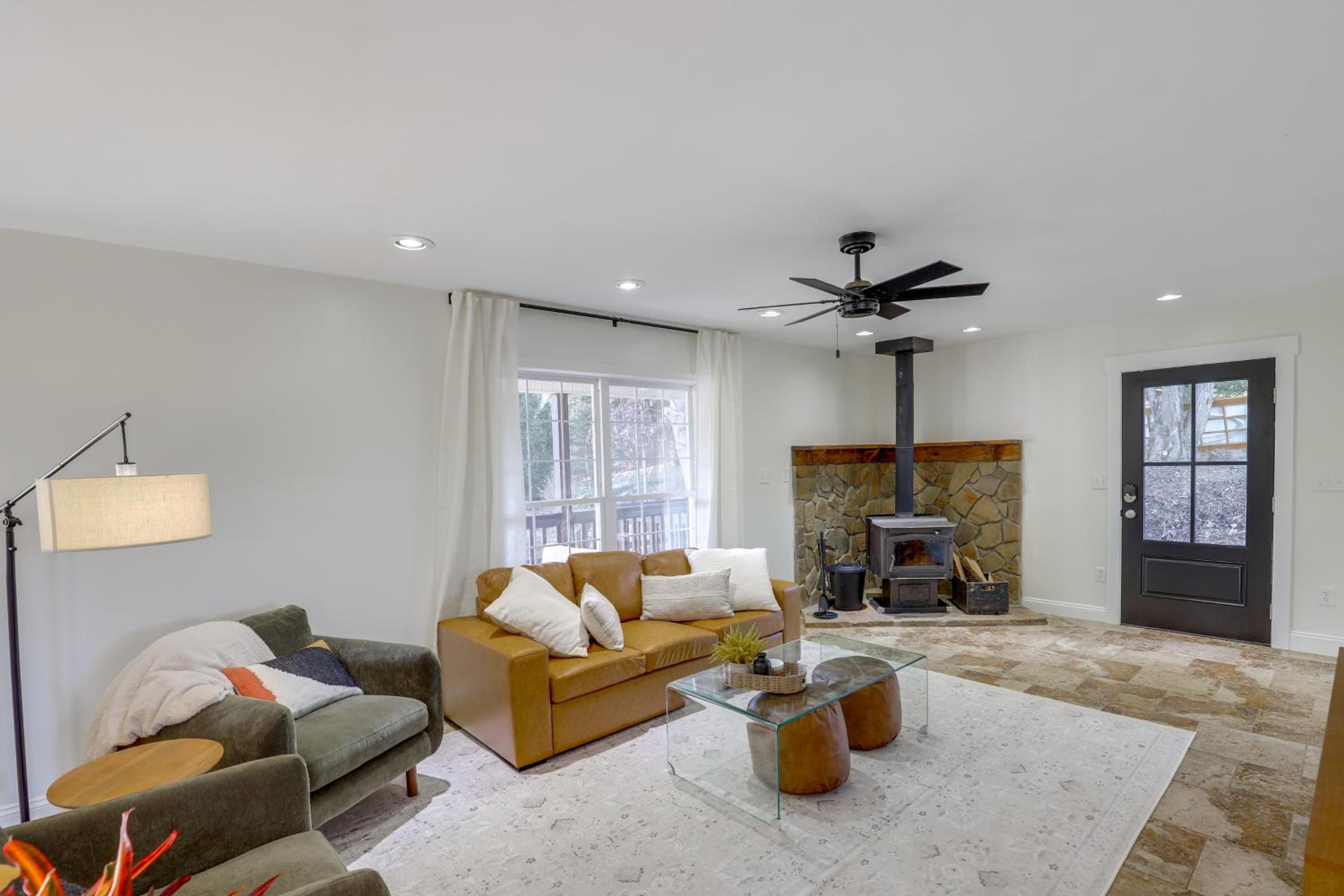 Covered Deck and Fire Pit Weaverville Getaway!
