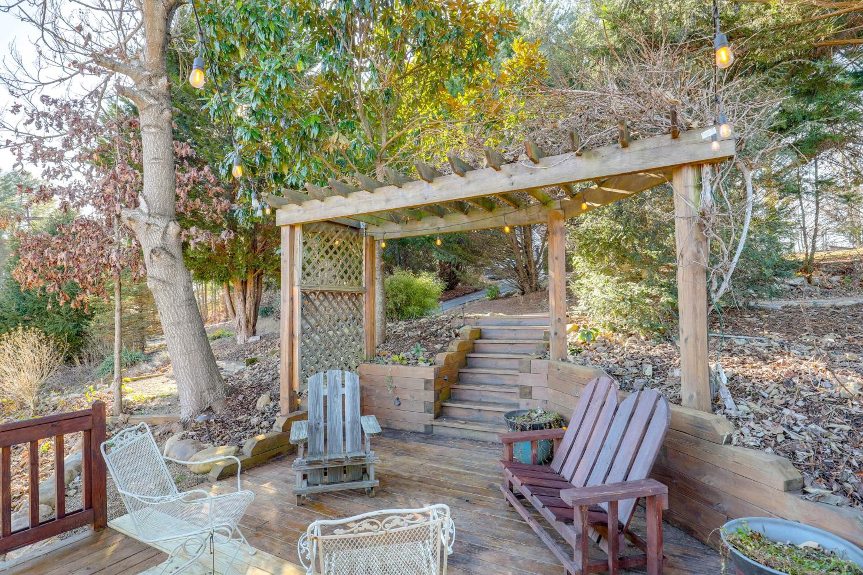 Covered Deck and Fire Pit Weaverville Getaway!